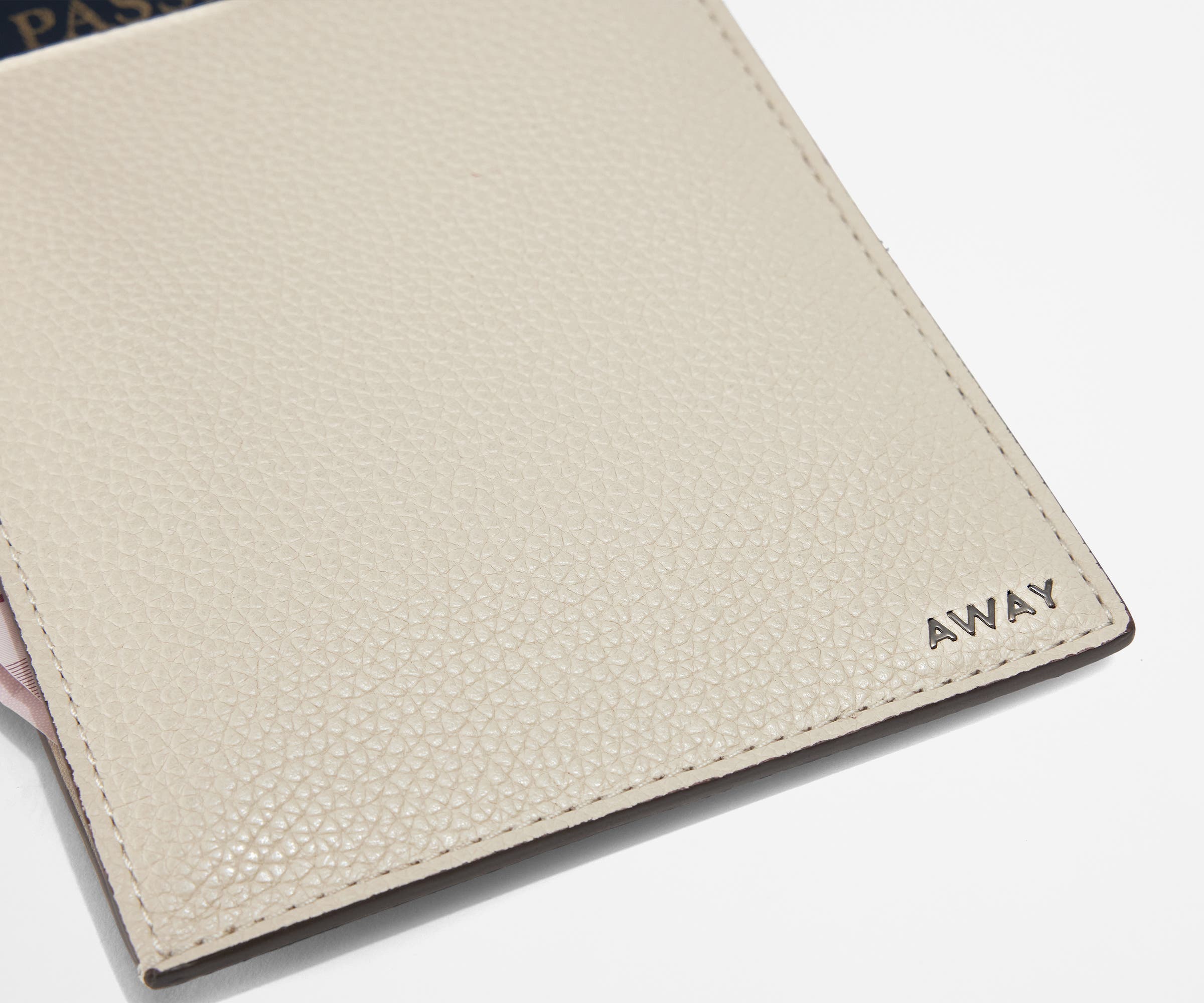 away-passport-wallet-prot-ge-passeport-cream-white-cuir image 3
