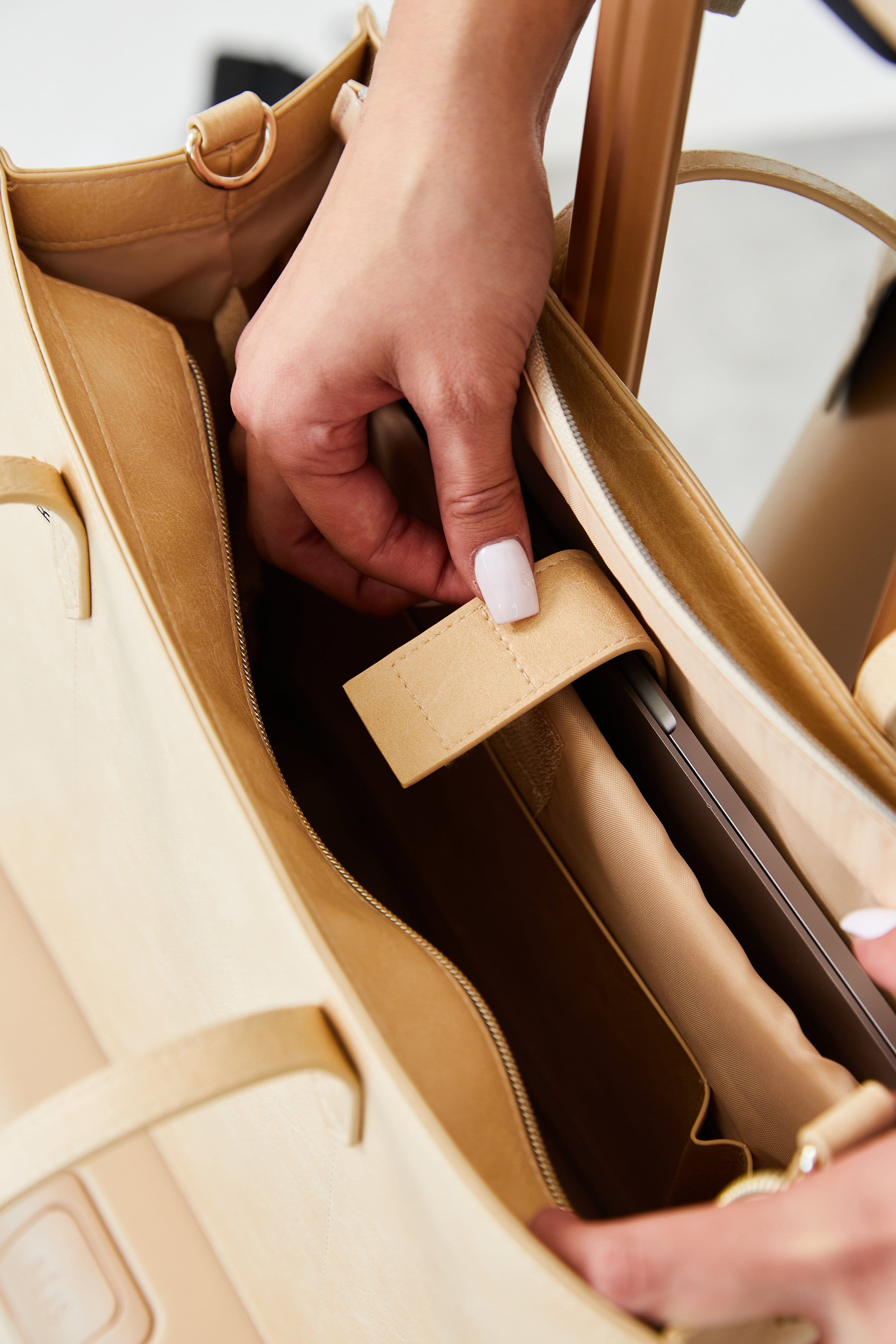 beis-the-work-tote-sac-tote-beige-bureau-trolley image 7