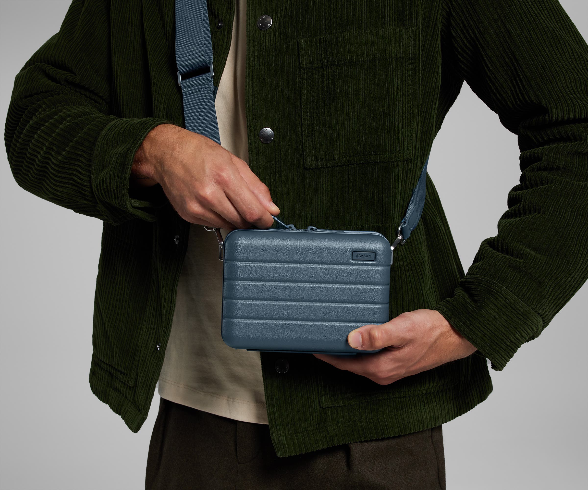 away-mini-crossbody-sac-bandouli-re-bleu-coast-rigide image 5
