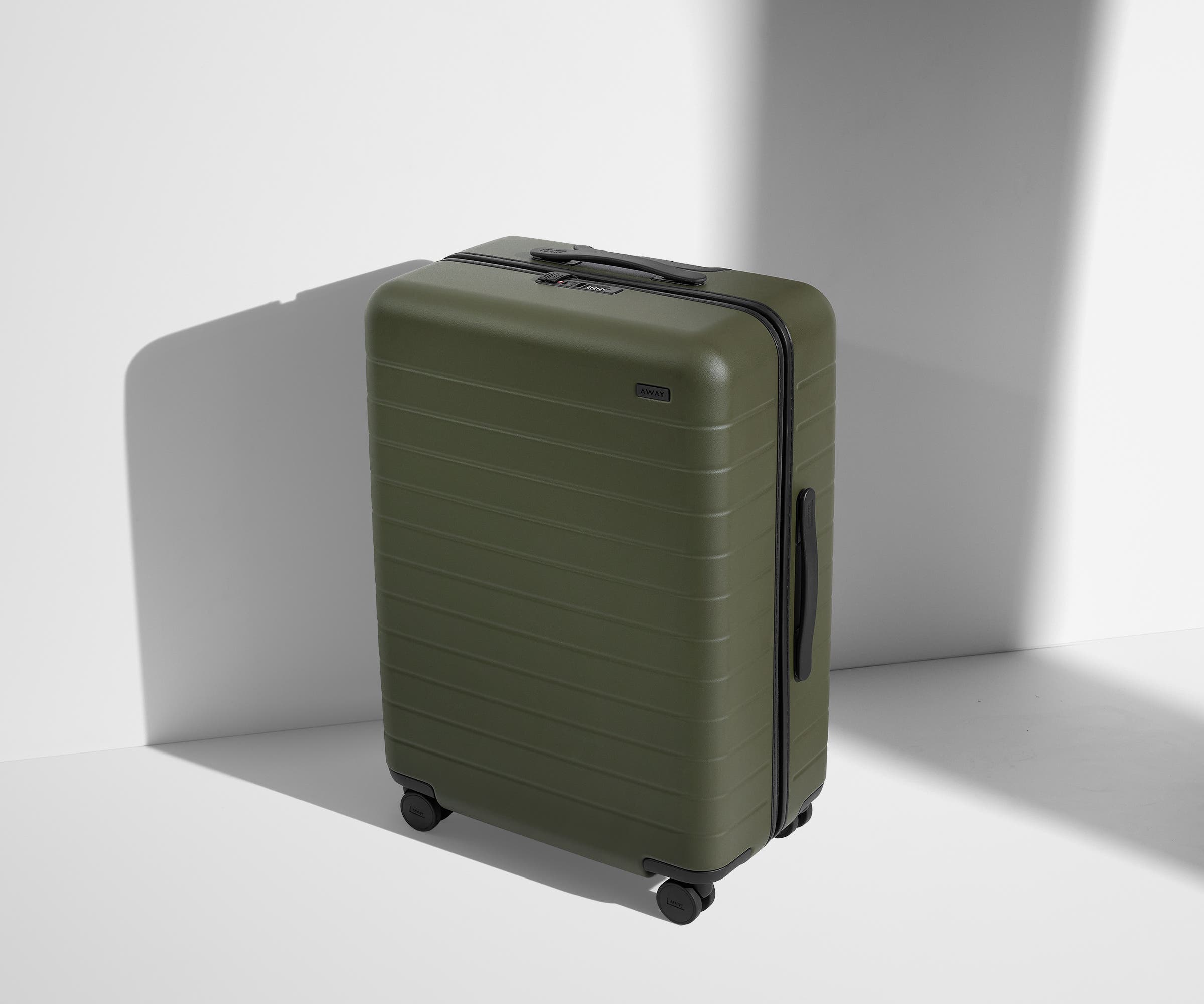 away-the-medium-valise-soute-vert-olive-rigide-2-semaines image 2