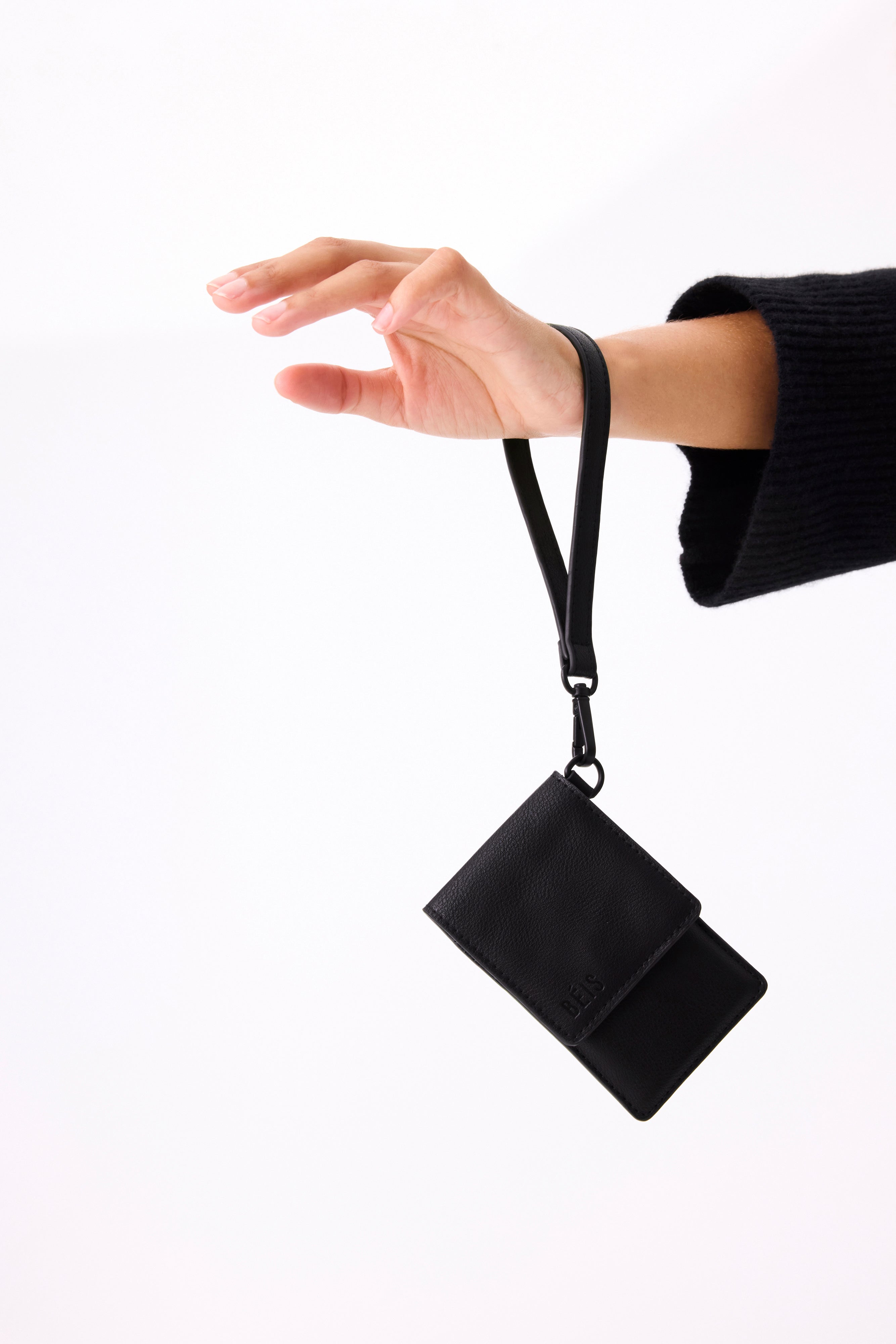 beis-the-id-wristlet-pochette-carte-noir image 4