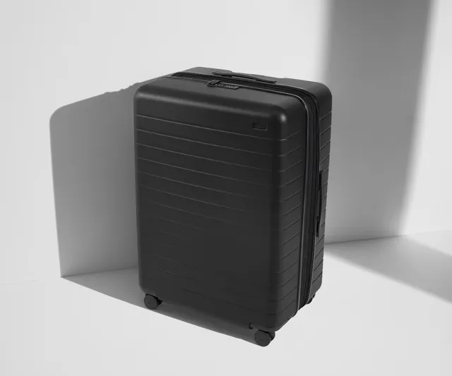 away-large-flex-valise-soute-jet-black-extensible image 1