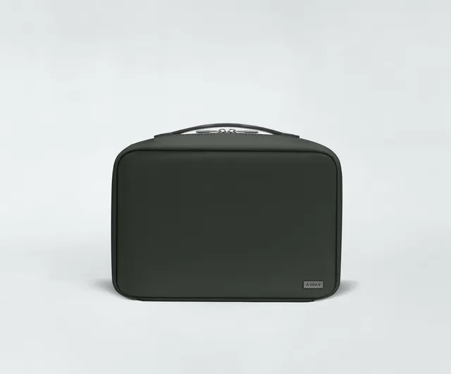 away-hanging-toiletry-bag-trousse-toilette-green-suspendue image 1