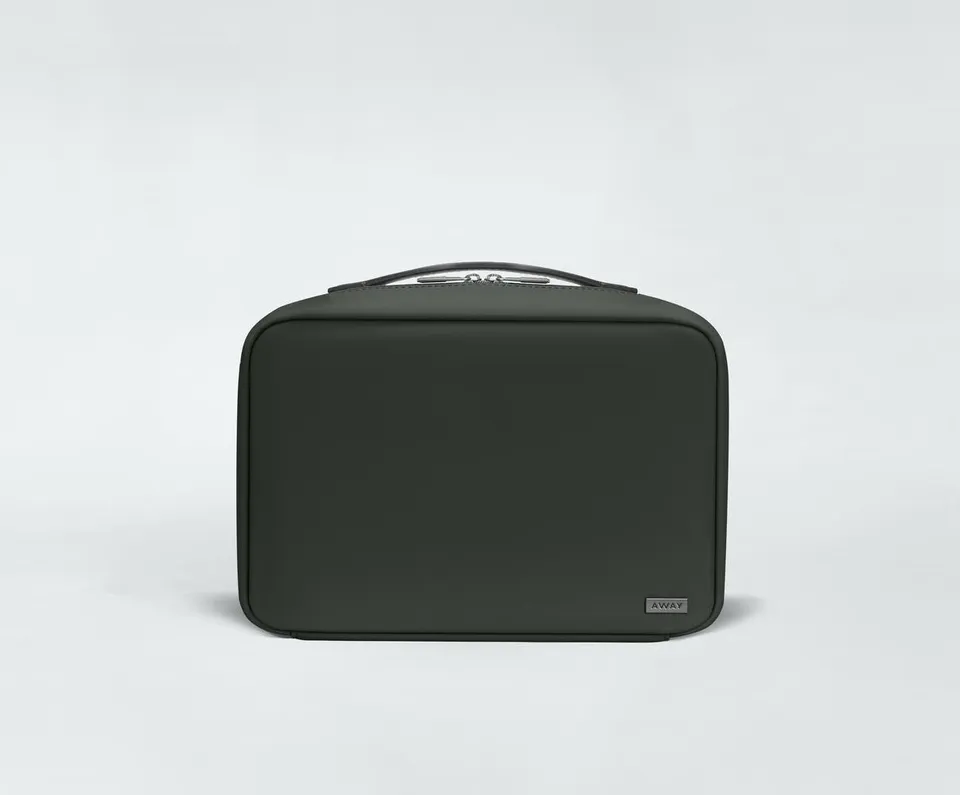 away-hanging-toiletry-bag-trousse-toilette-green-suspendue image 1