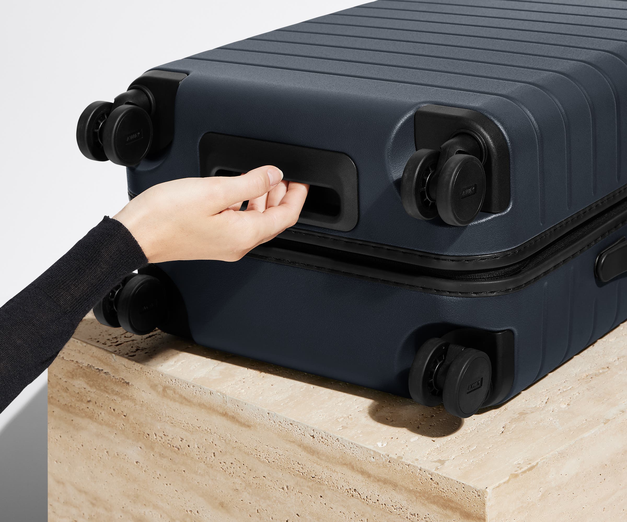 away-the-carry-on-valise-cabine-bleu-marine-rigide-compression image 5