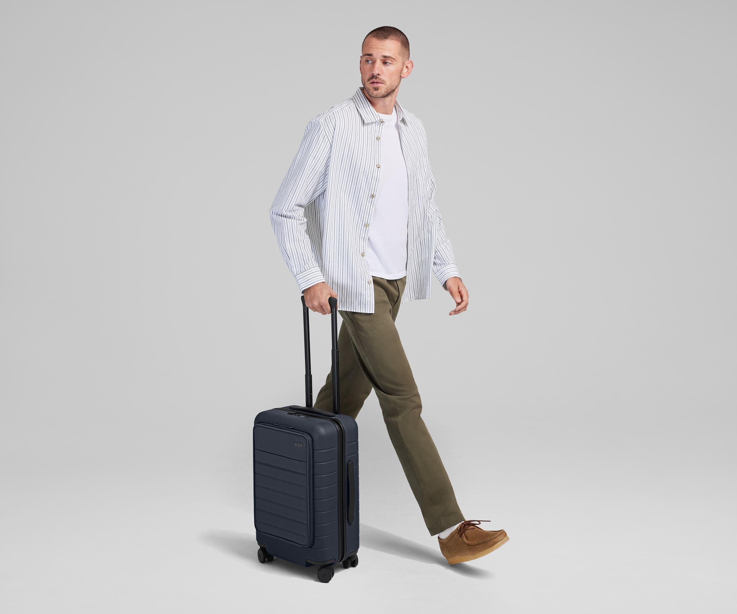away-executive-carry-on-valise-cabine-bleu-marine-laptop image 4