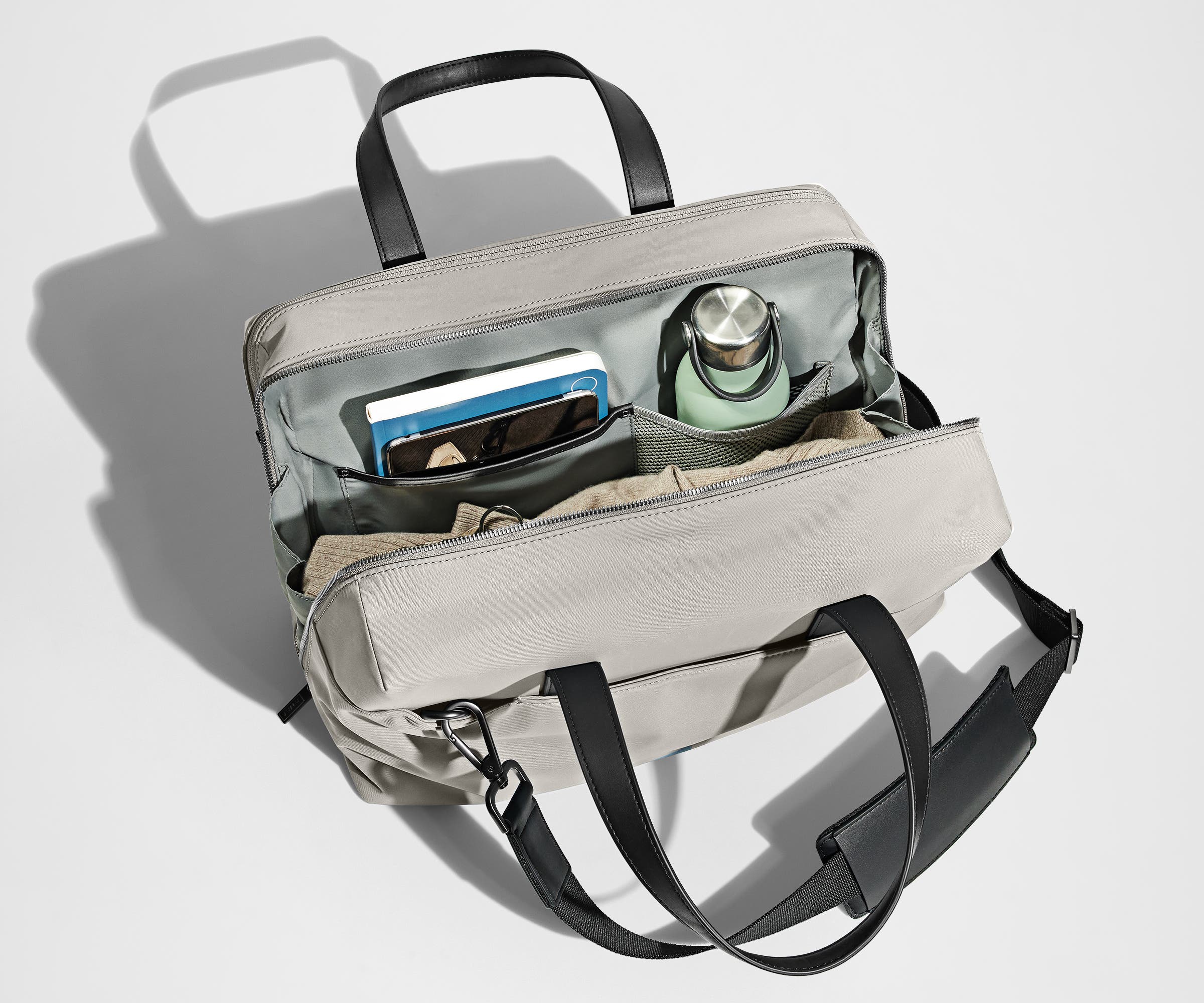 away-everywhere-bag-sac-bandouli-re-gris-cloud-16-pouces image 3