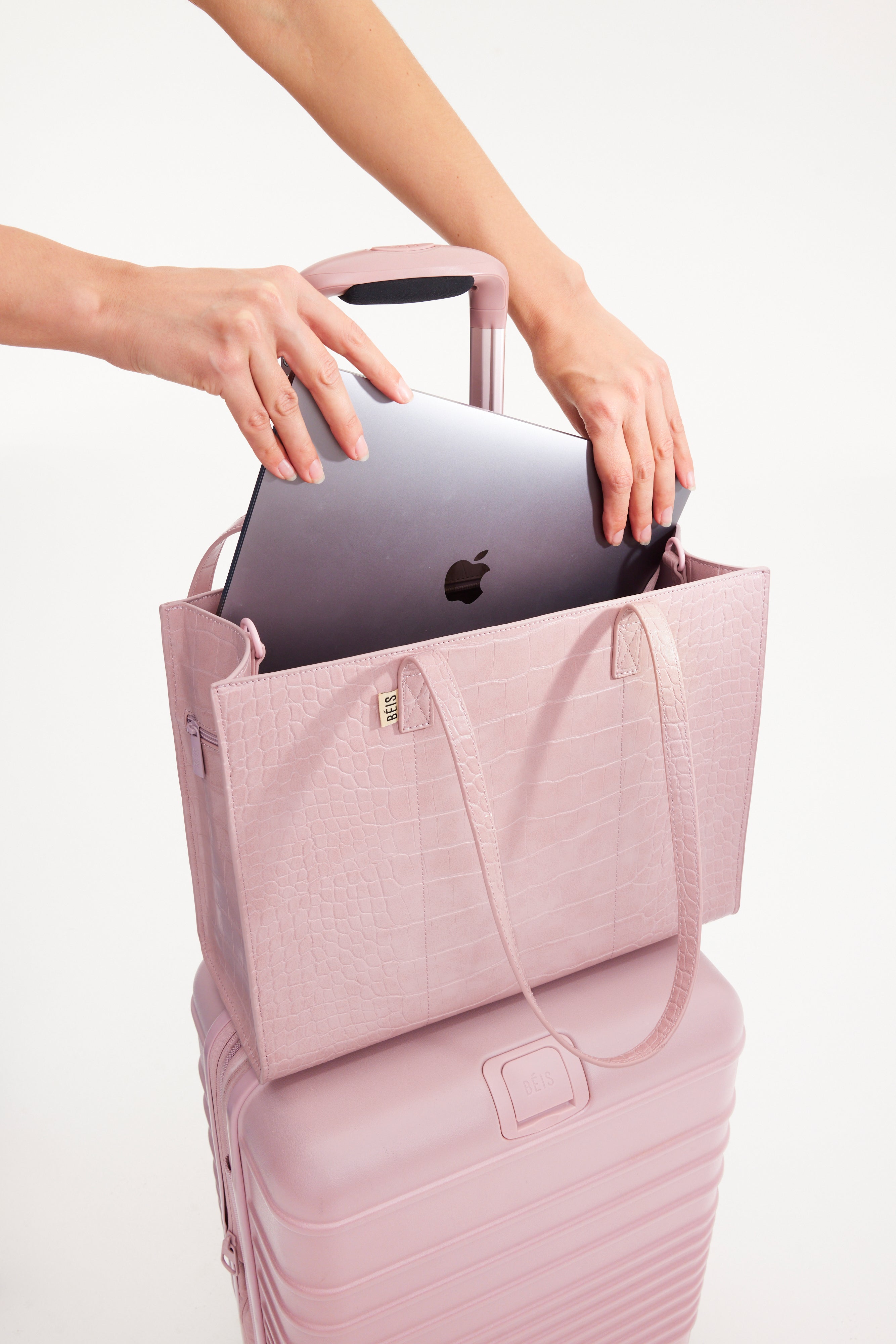 beis-the-work-tote-sac-tote-atlas-pink-croc-cuir-vegan image 7