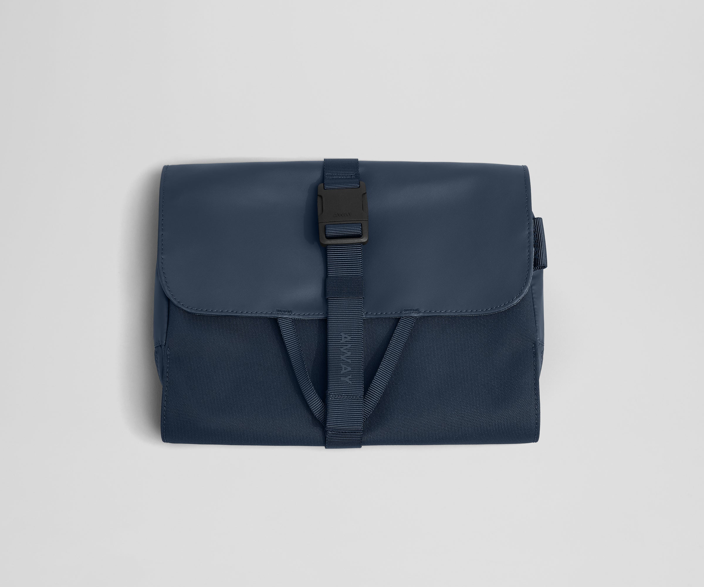 away-active-hanging-toiletry-bag-trousse-suspendue-recycl-e image 2