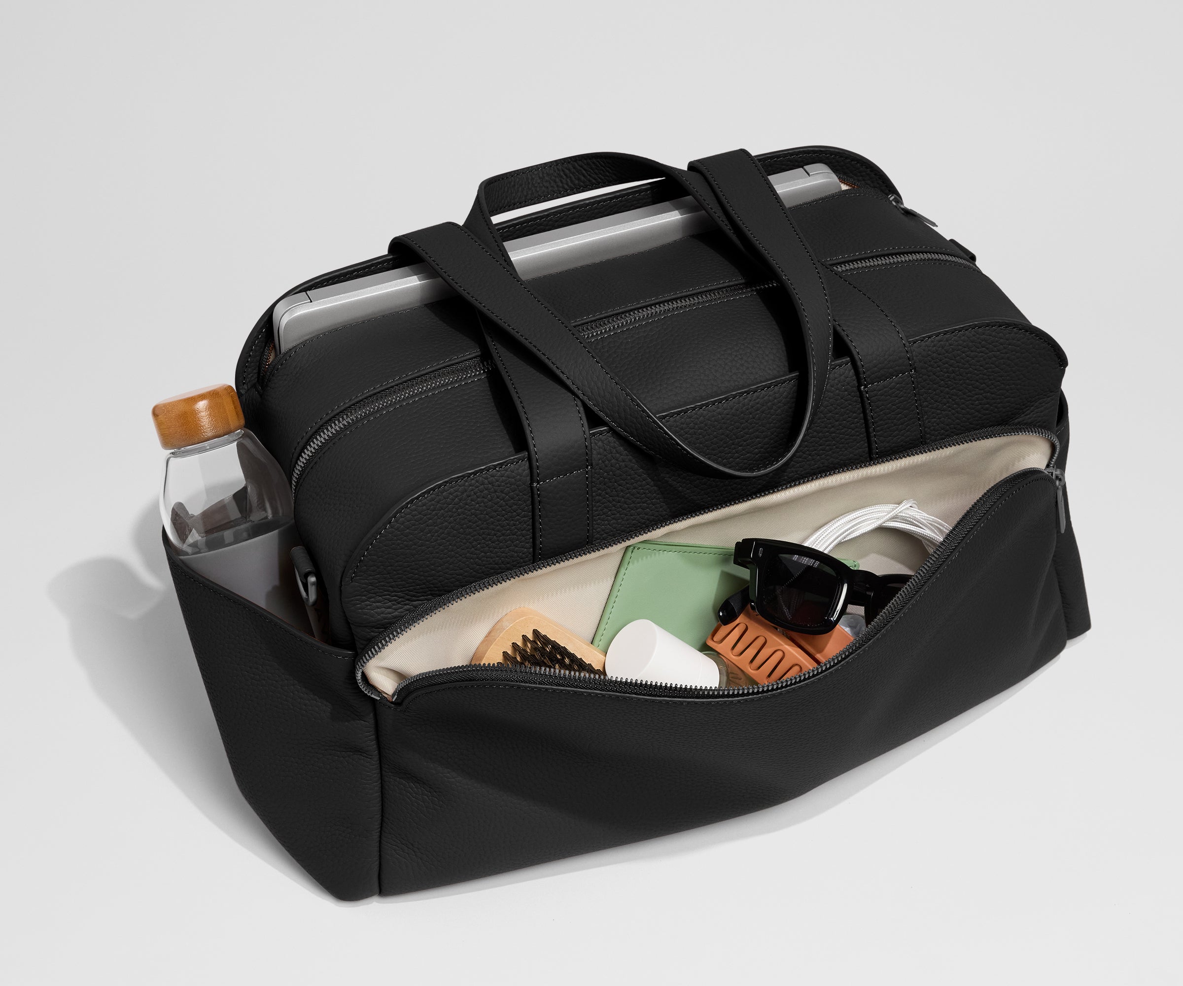 away-leather-duffle-sac-voyage-cuir-noir-jet-black image 3