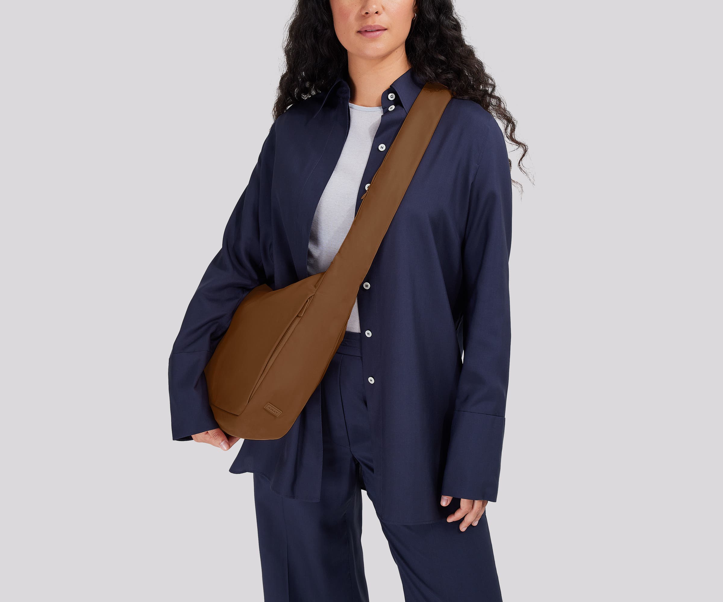 away-featherlight-crossbody-sac-bandouli-re-amaro-brown image 2