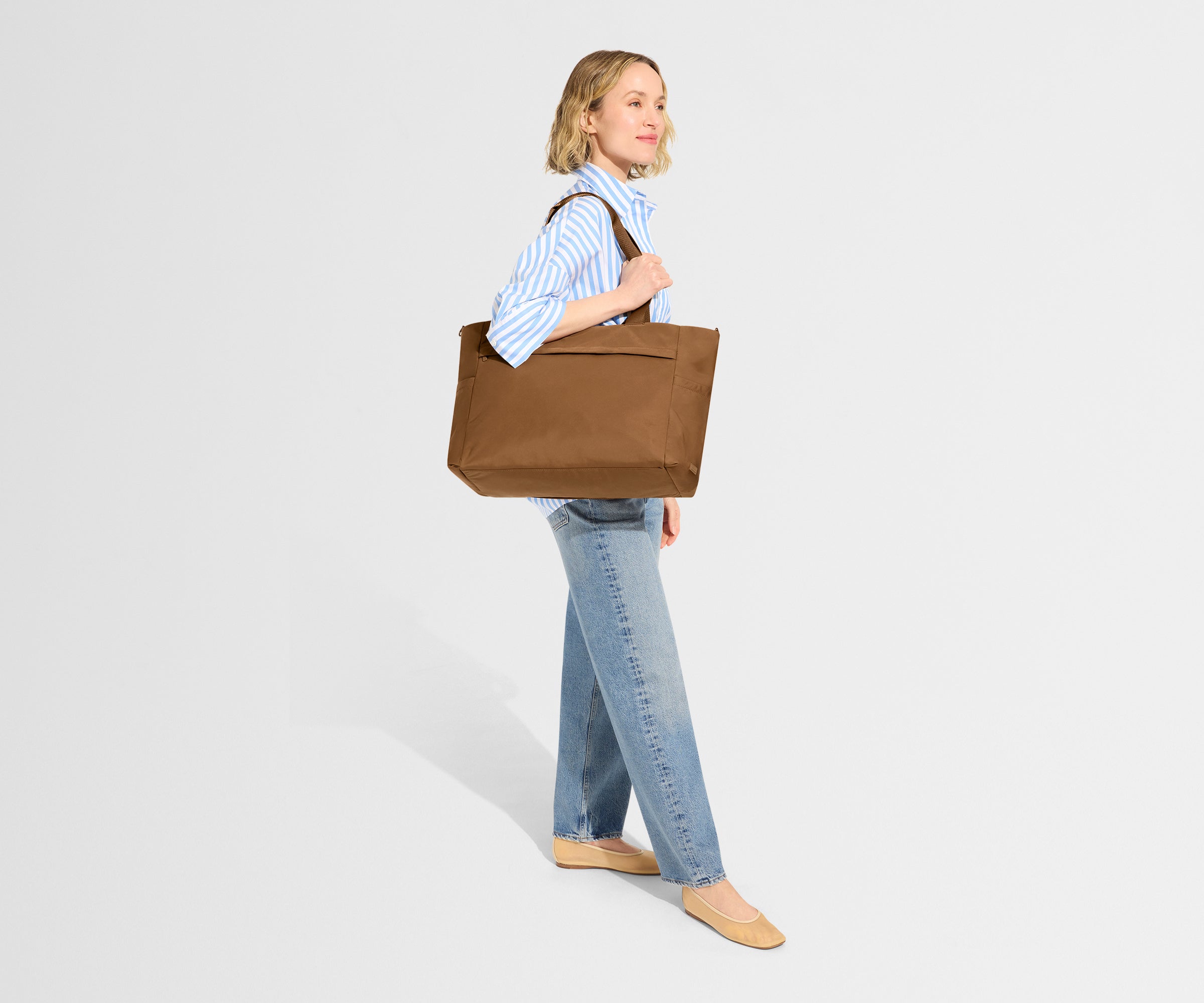 away-featherlight-diaper-tote-sac-langer-amaro-brown image 4