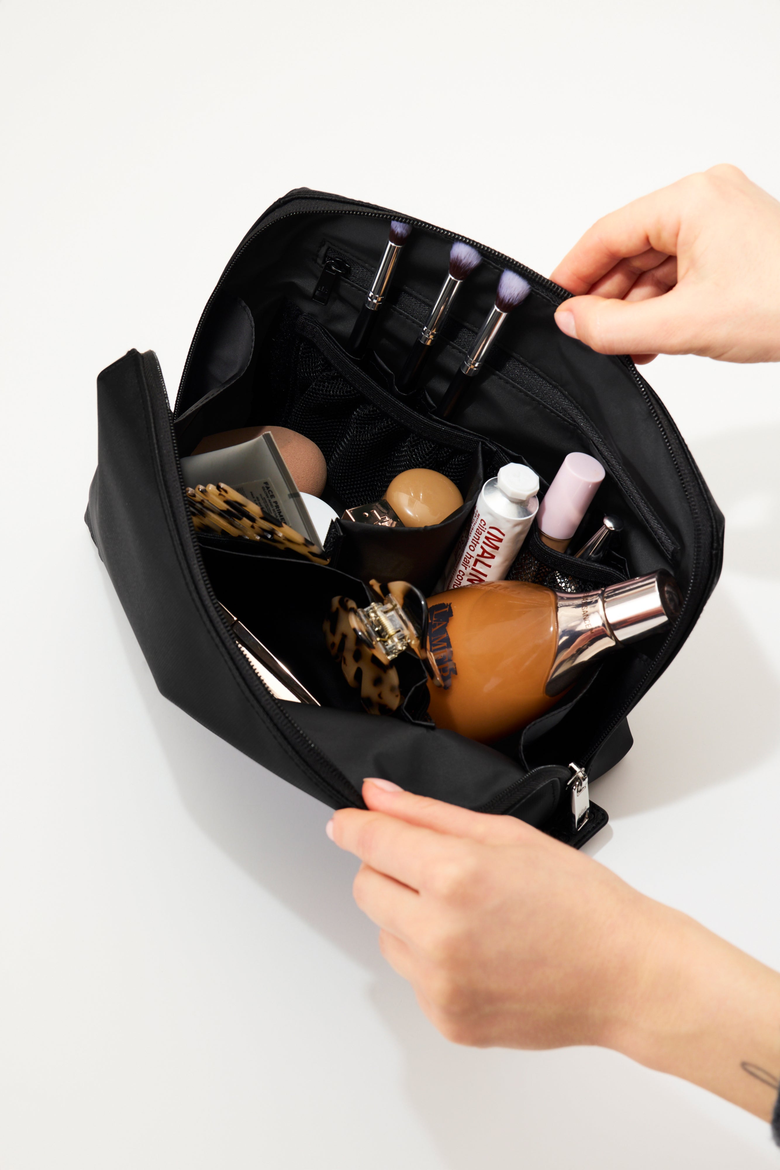 beis-medium-cosmetic-pouch-trousse-maquillage-noir image 2