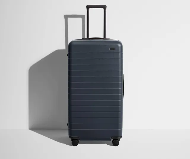 away-the-trunk-valise-soute-bleu-marine-rigide image 1