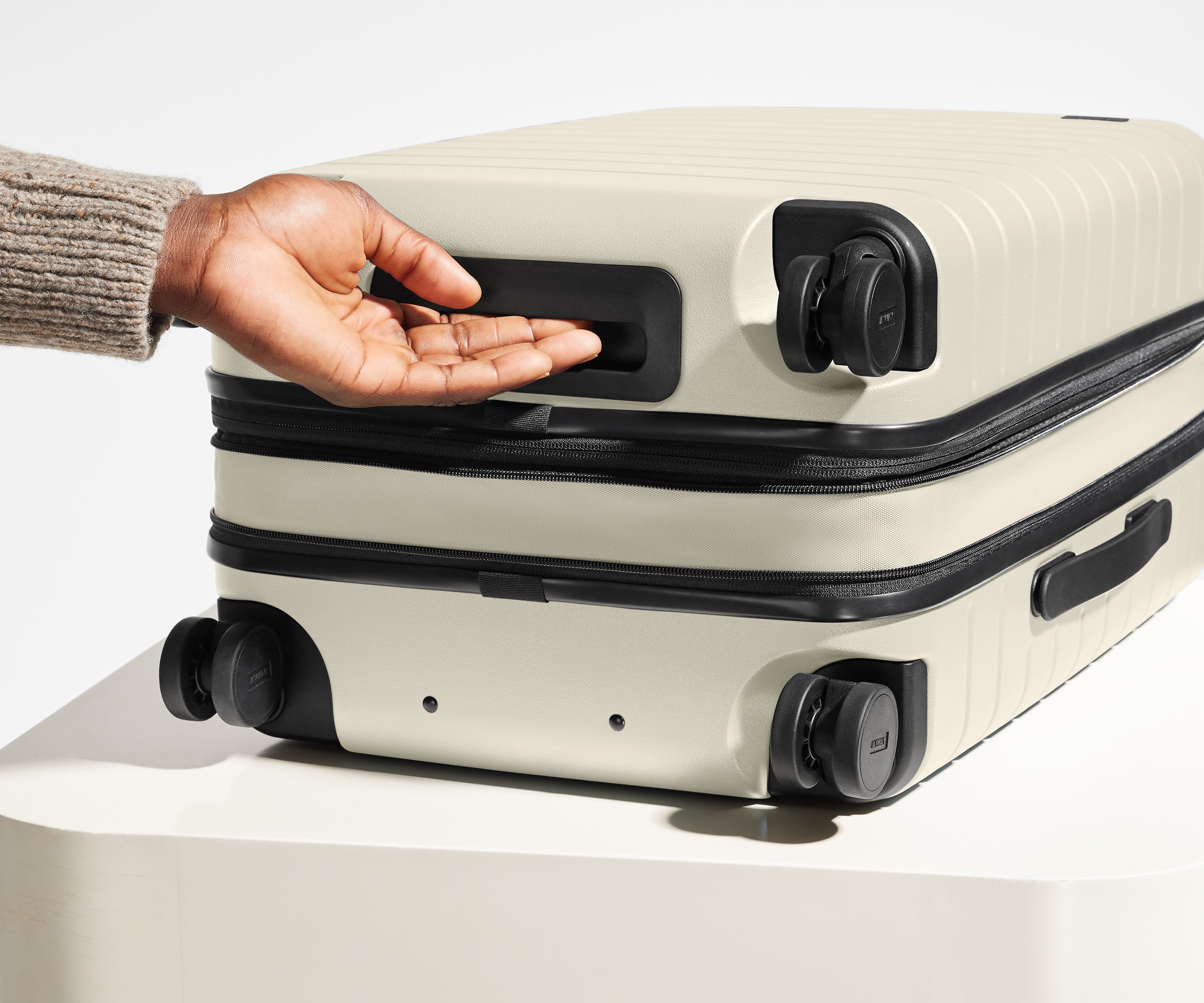 away-carry-on-flex-valise-cabine-rigide-blanche-extensible image 6