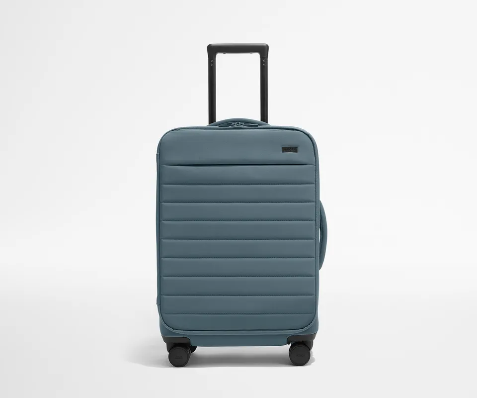 away-softside-bigger-carry-on-valise-cabine-coast-blue-extensible image 1