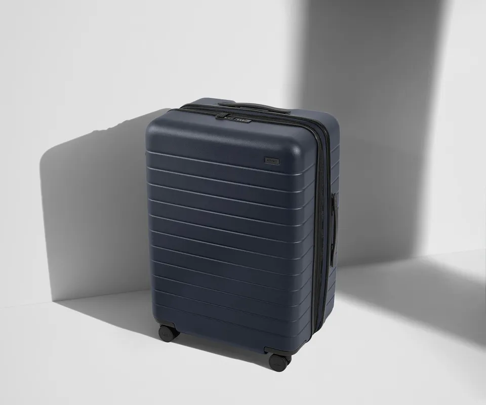 away-medium-flex-valise-soute-navy-blue-extensible image 1
