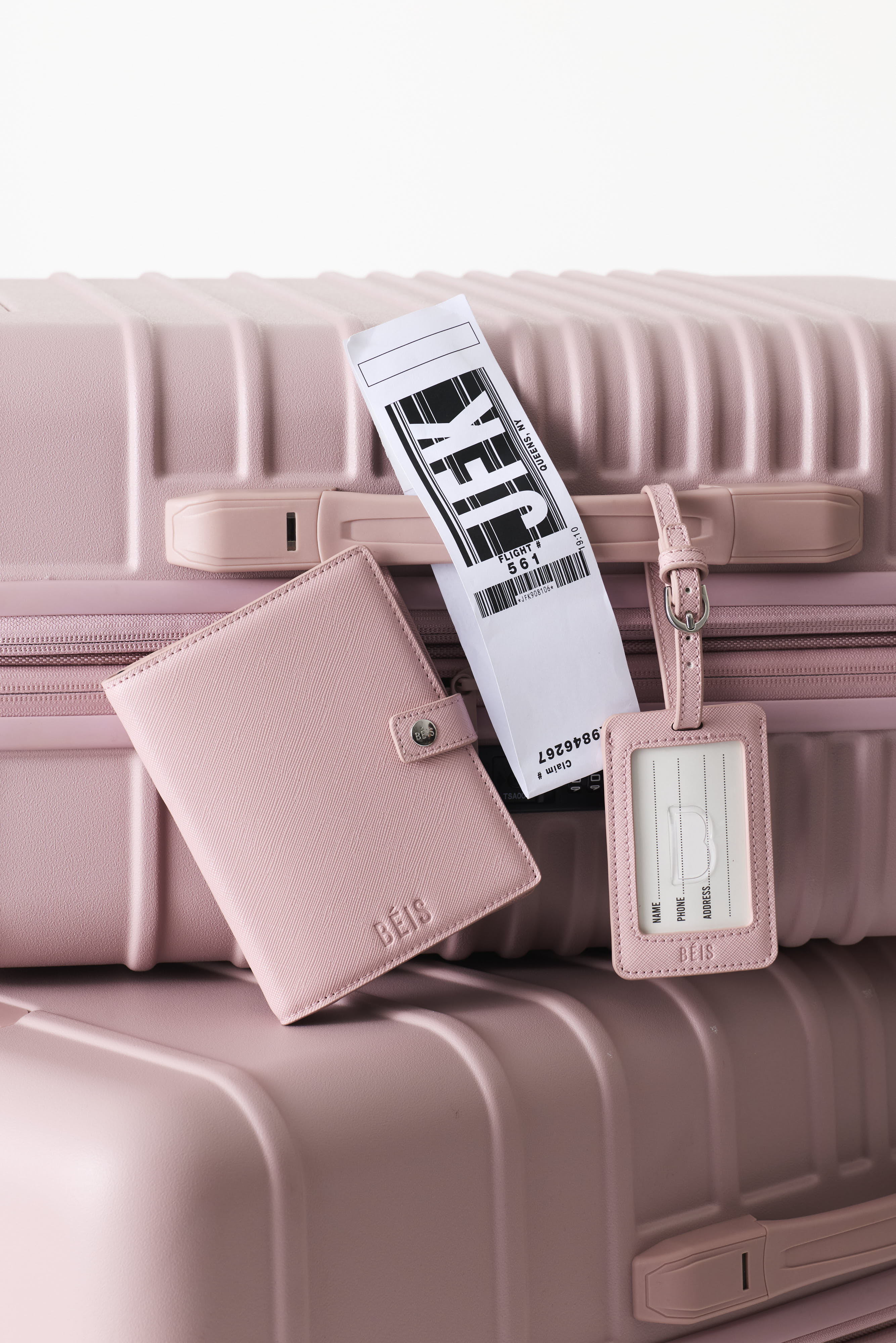 beis-passport-tag-tui-passeport-atlas-pink-airtag image 2