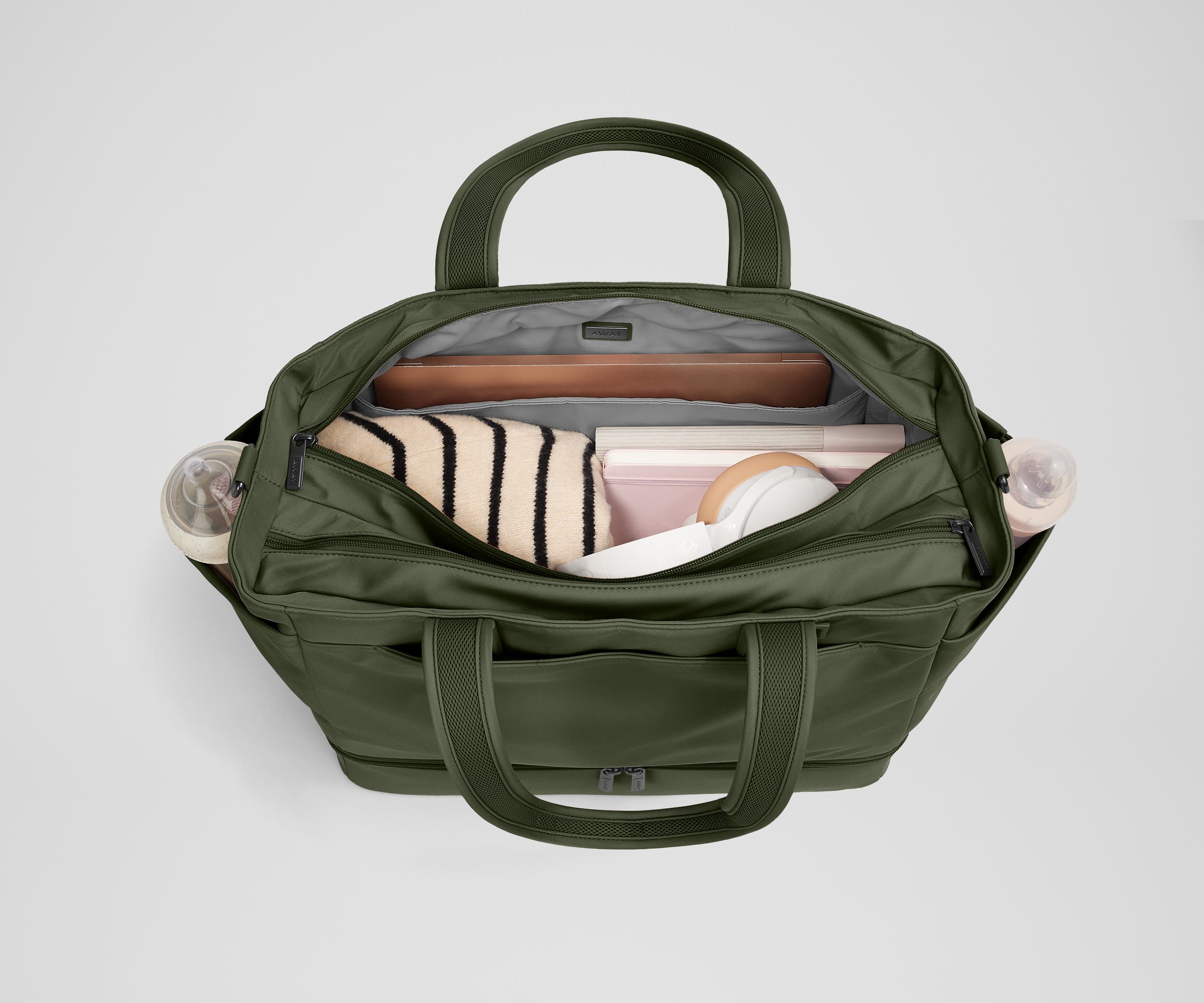 away-double-diaper-tote-sac-langer-olive-green-familial image 5
