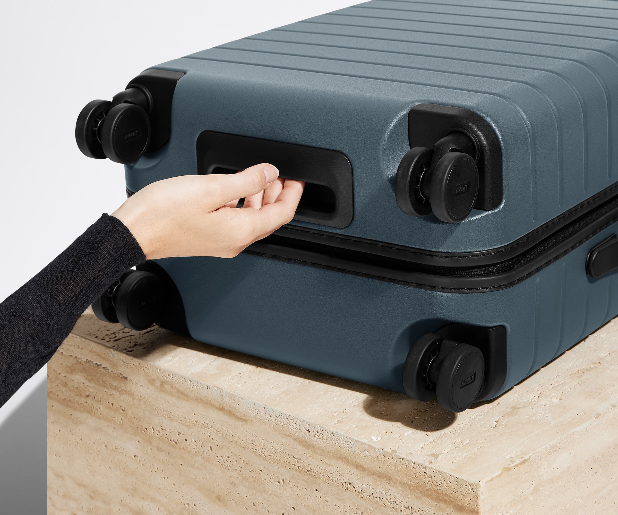 away-luggage-sets-wirecutter-bundle-ensemble-valises image 5
