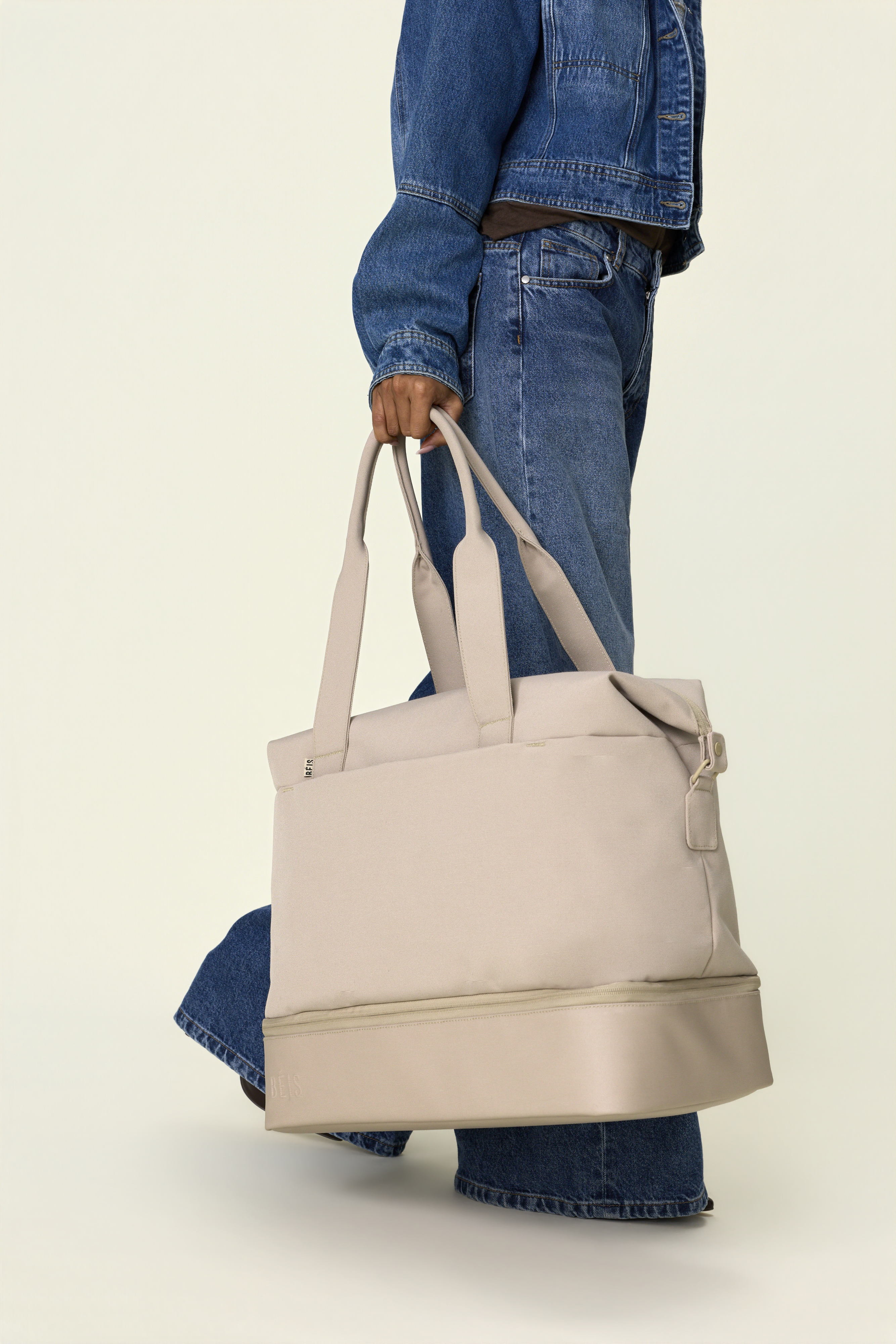 beis-the-weekender-sac-week-end-beige-fond-chaussures image 4