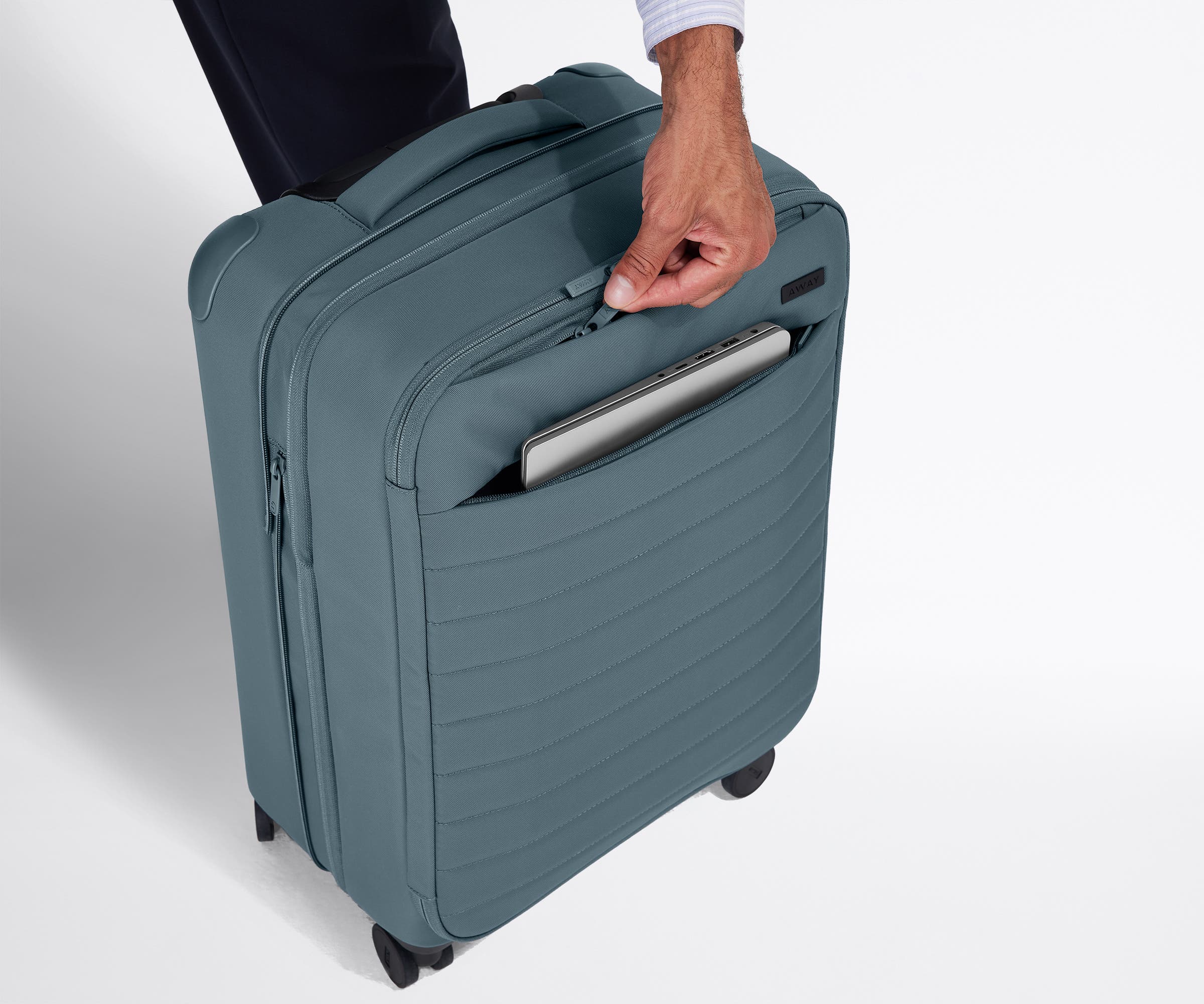 away-softside-bigger-carry-on-valise-cabine-coast-blue-extensible image 6