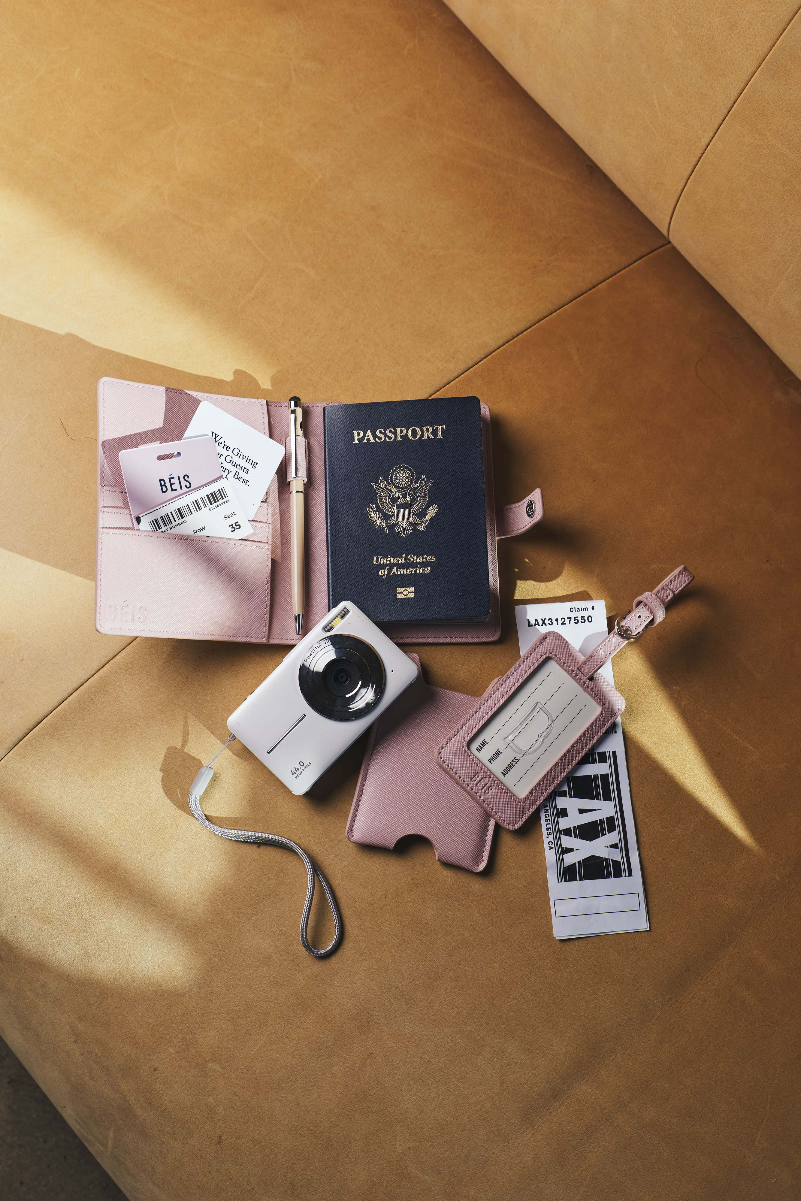 beis-passport-tag-tui-passeport-atlas-pink-airtag image 3