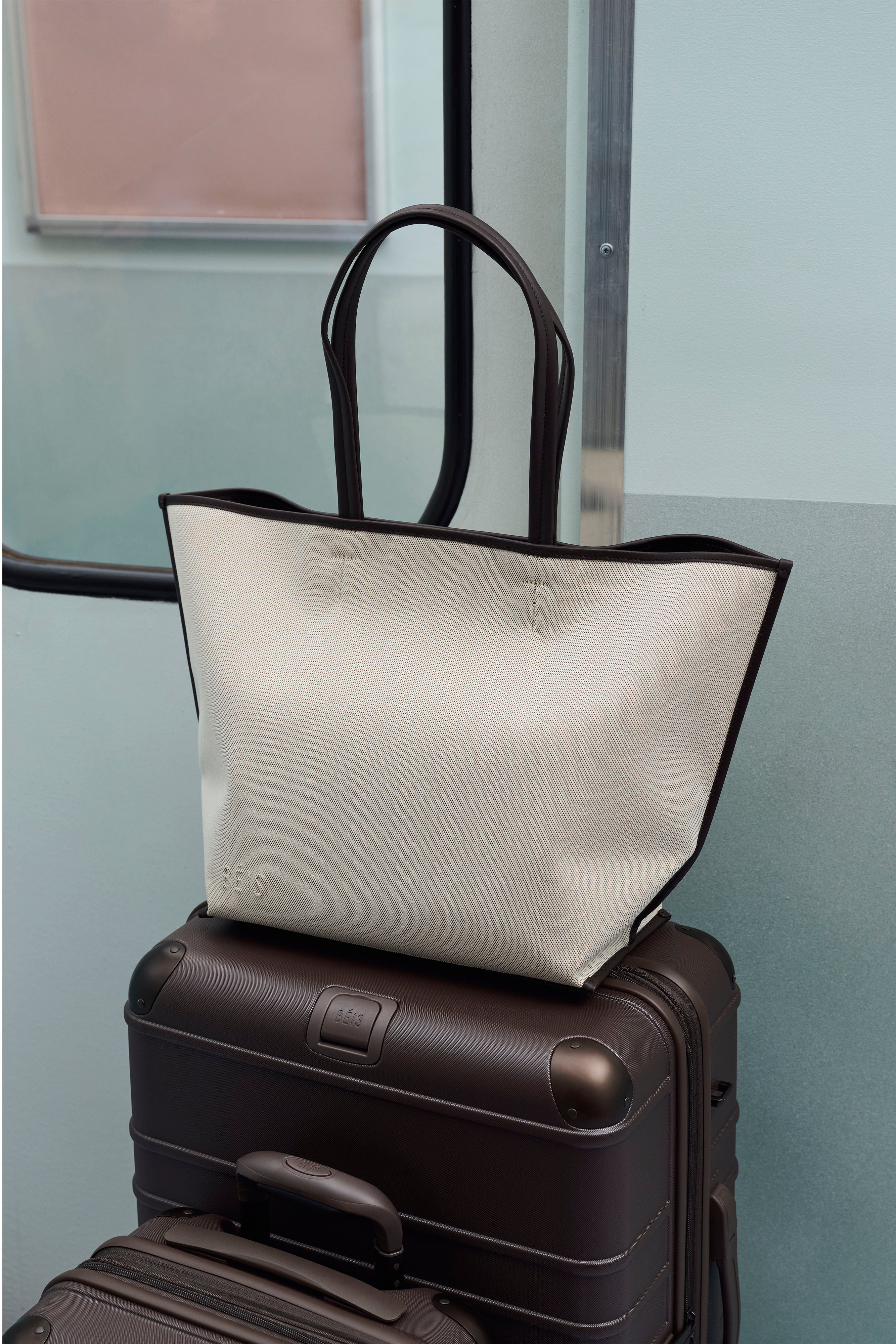 beis-the-canvas-and-leather-tote-sac-tote-cuir-espresso image 4
