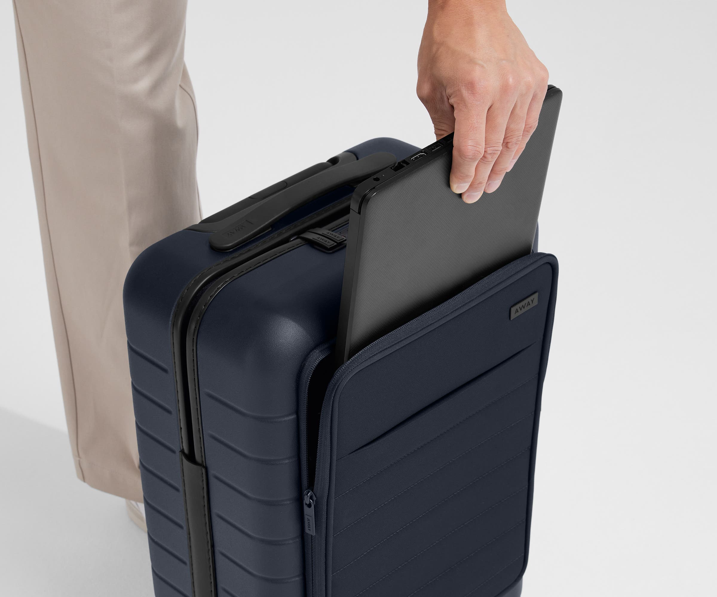 away-executive-carry-on-valise-cabine-bleu-marine-laptop image 3