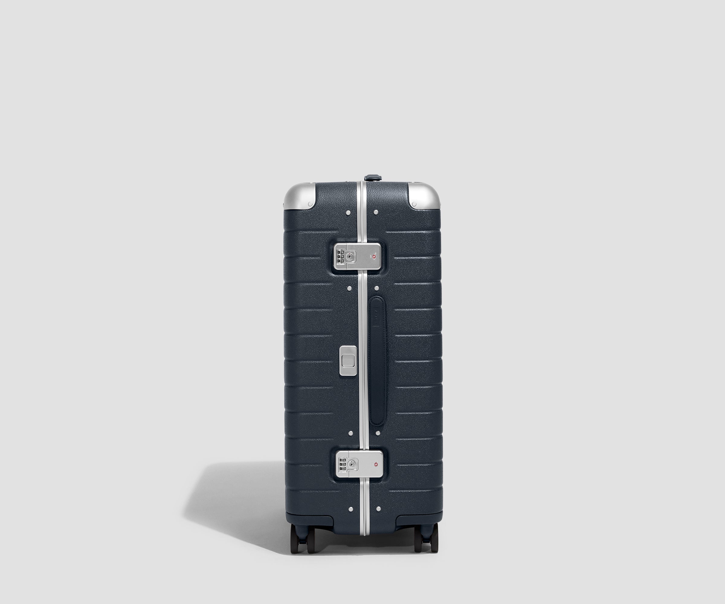away-aluminum-edge-medium-valise-soute-bleu-marine image 3