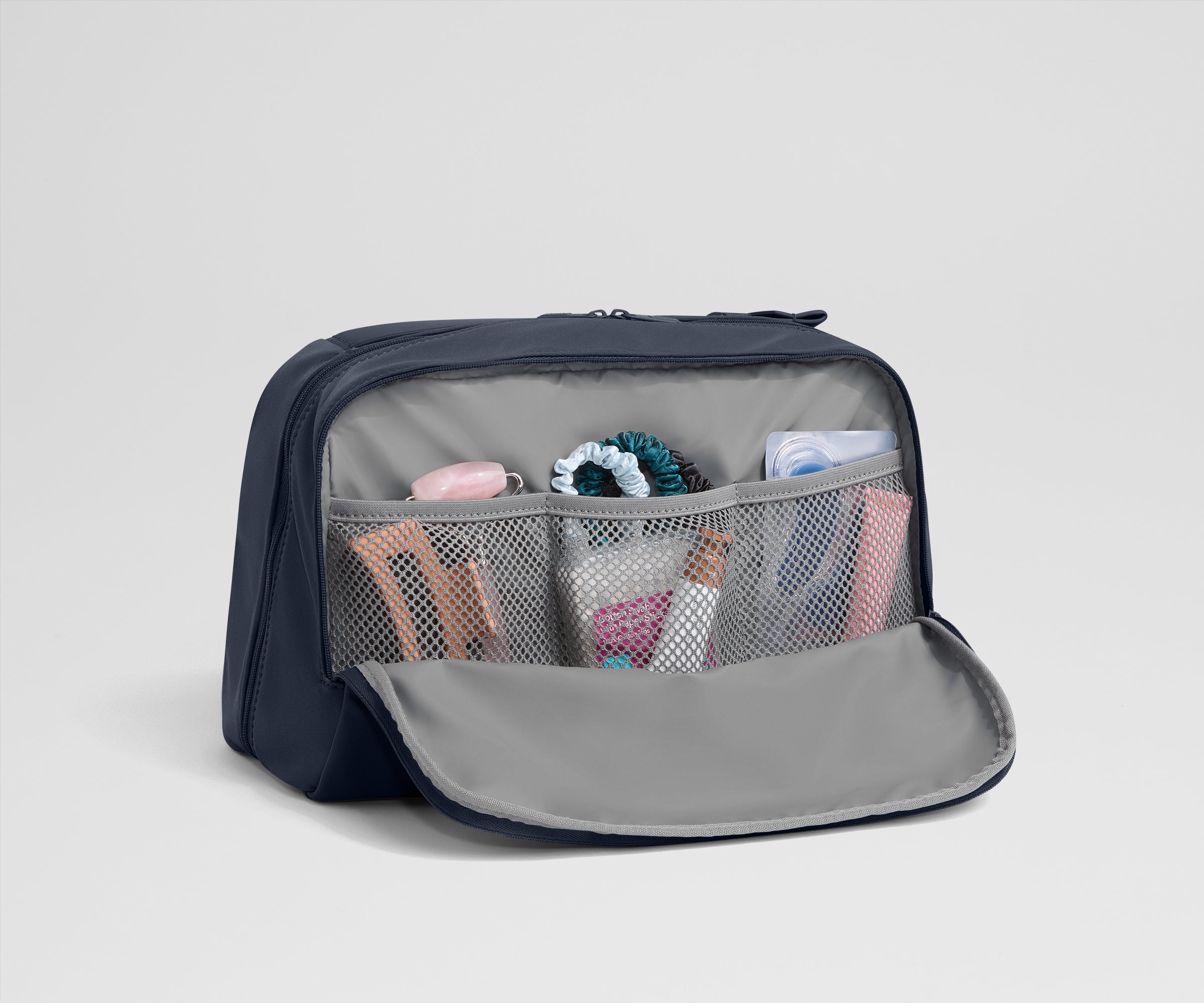away-extra-large-trousse-de-toilette-navy-blue-grand-format image 3