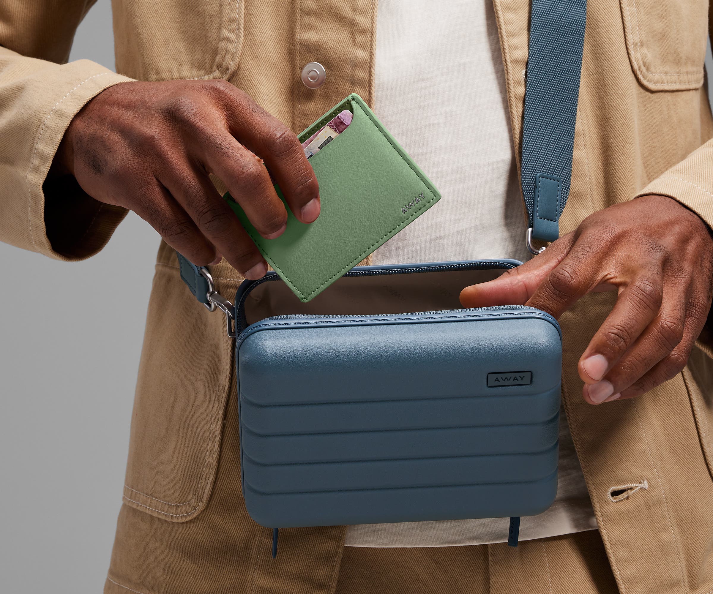 away-small-leather-card-case-porte-cartes-cuir-vert-d-eau image 3