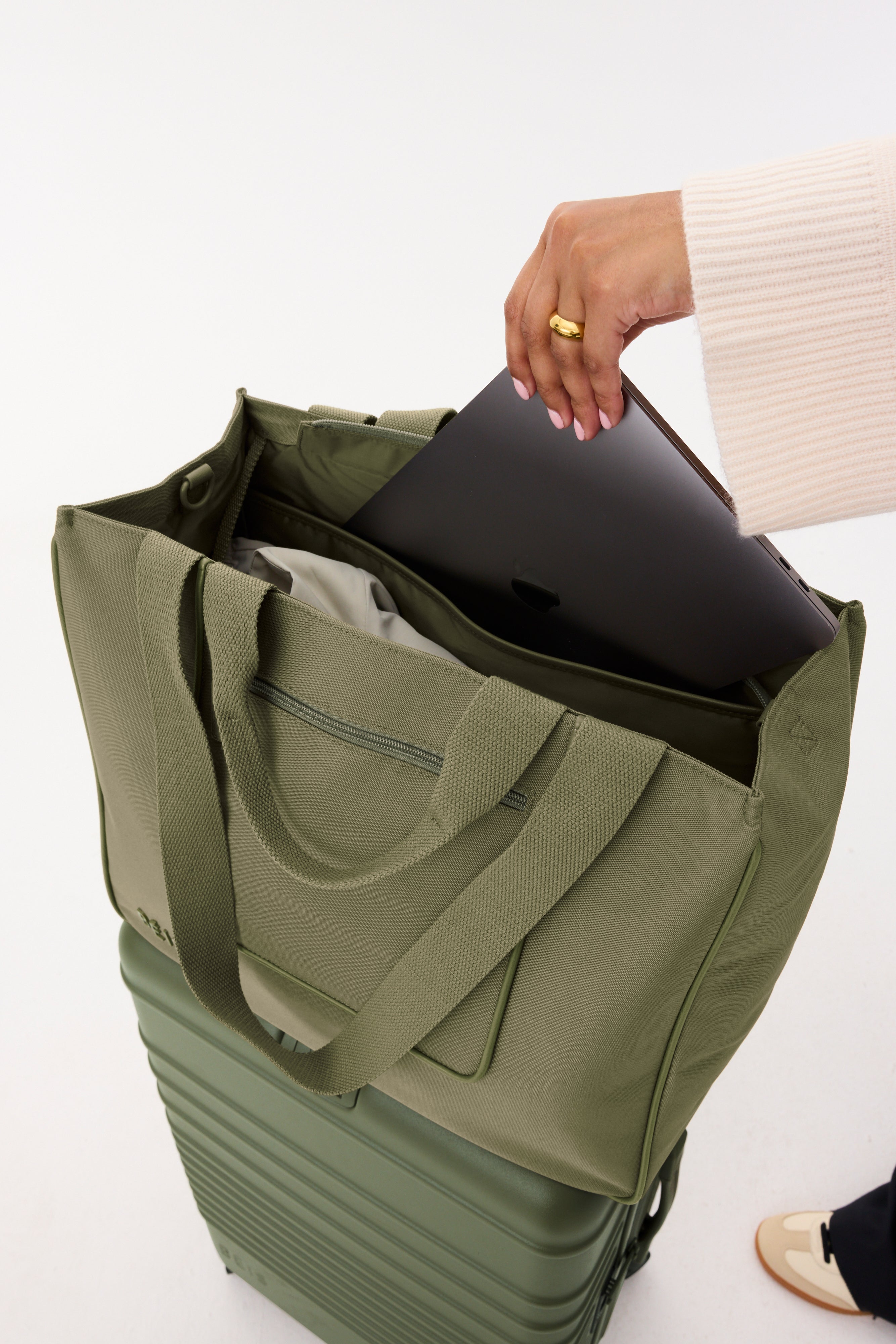 beis-east-to-west-olive-tote-bag-cabas-olive image 4