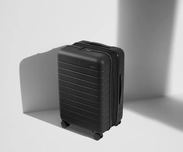 away-bigger-carry-on-flex-valise-cabine-jet-black-extensible image 1