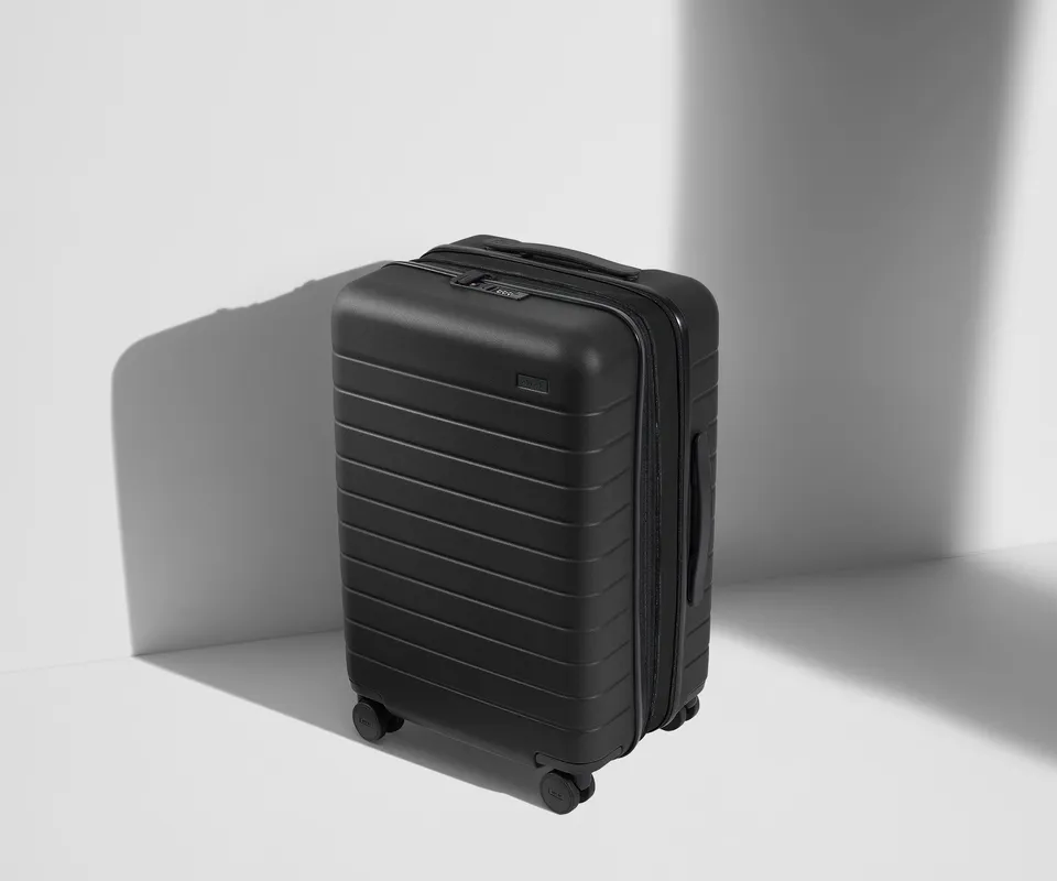 away-bigger-carry-on-flex-valise-cabine-jet-black-extensible image 1