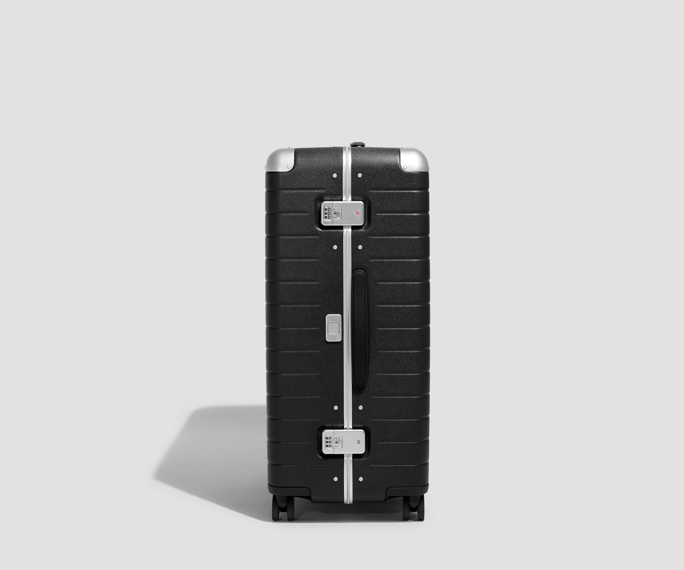 away-aluminum-edge-large-valise-soute-jet-black-2-semaines image 3