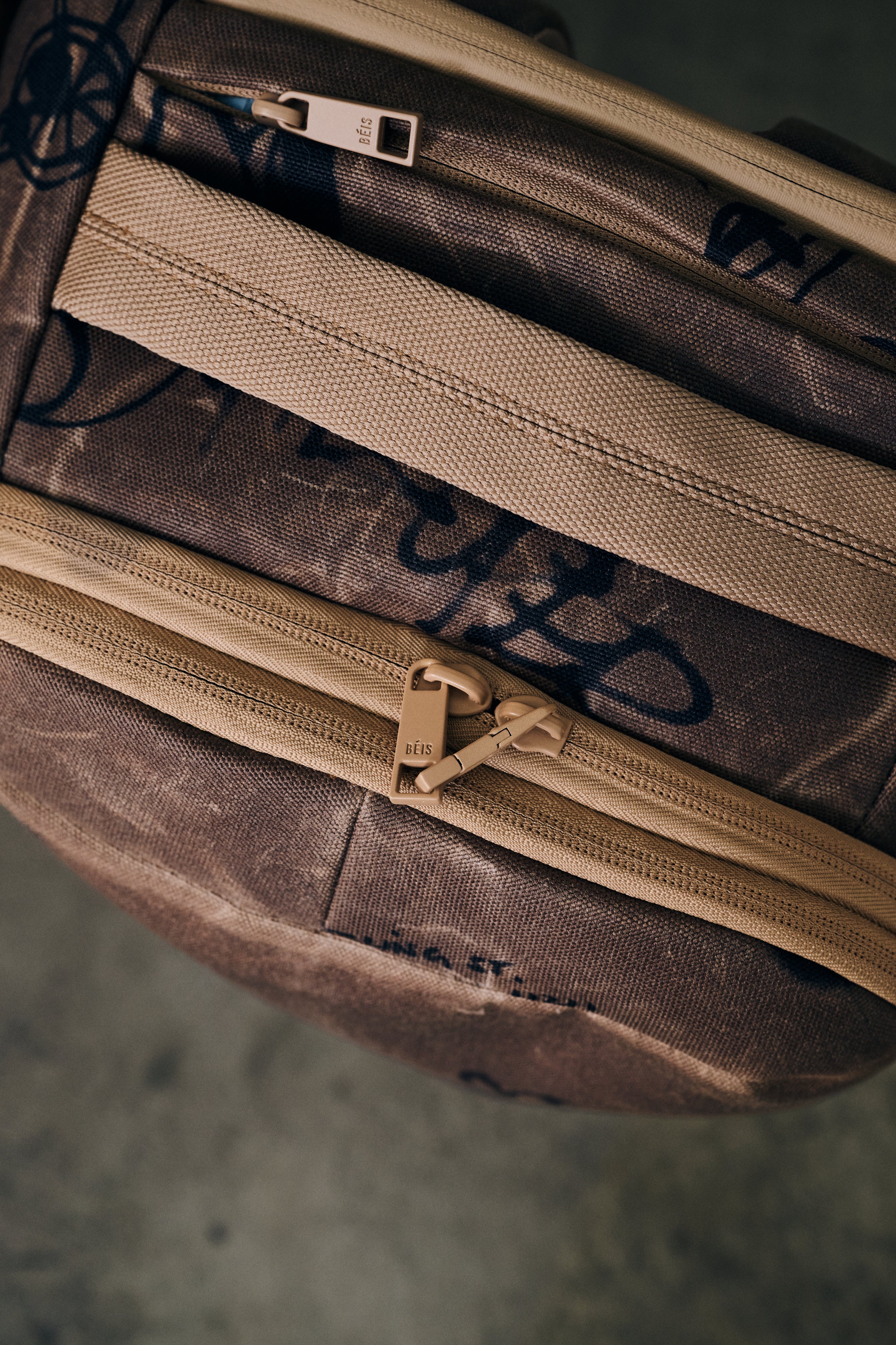 beis-x-kidsuper-pro-travel-sac-dos-cargo-graffiti-16 image 6