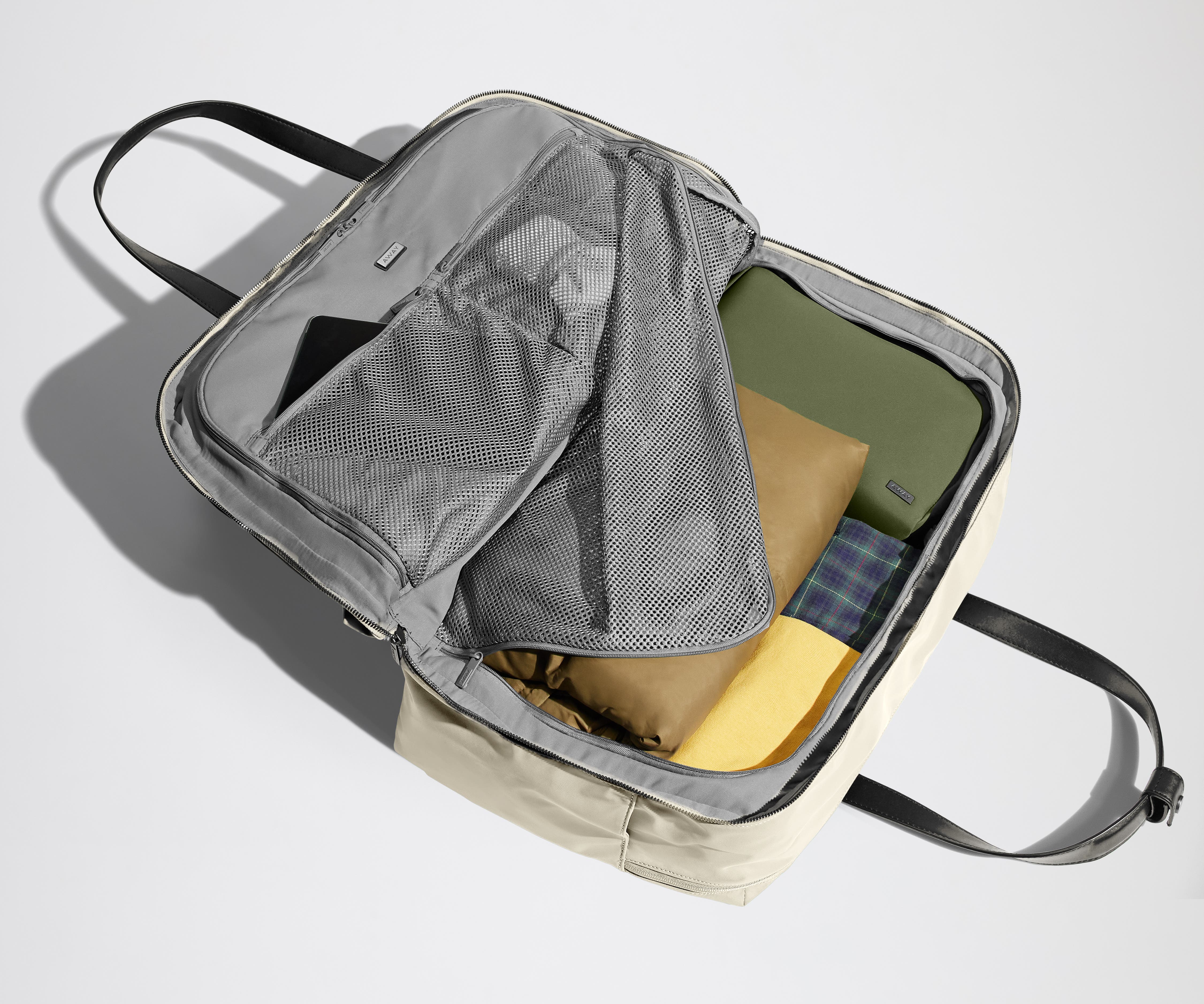 away-the-weekender-sac-week-end-salt-white-grand image 3