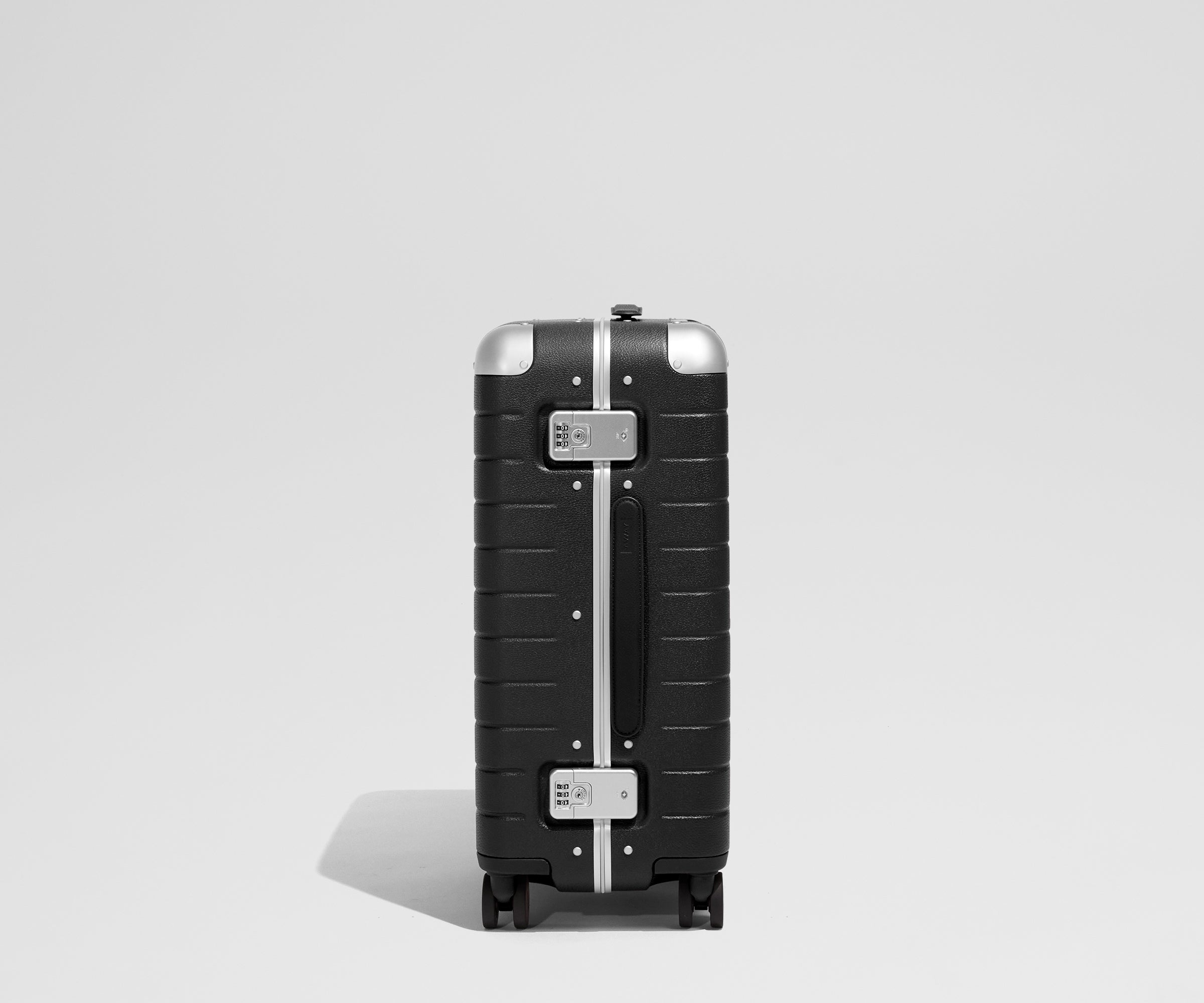 away-aluminum-edge-bigger-carry-on-valise-cabine-jet-black image 3