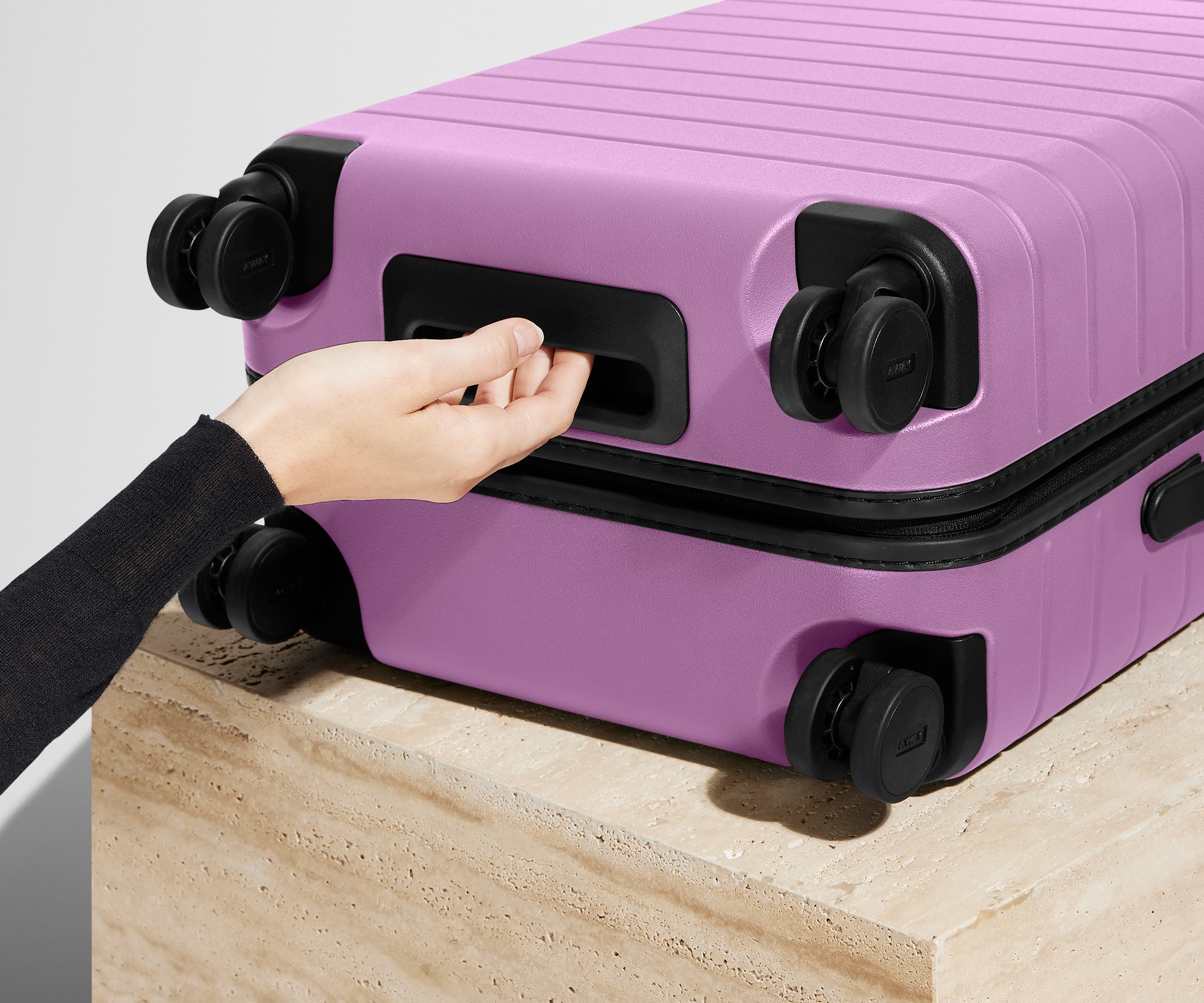 away-the-bigger-carry-on-valise-cabine-taffy-purple-rigide image 4