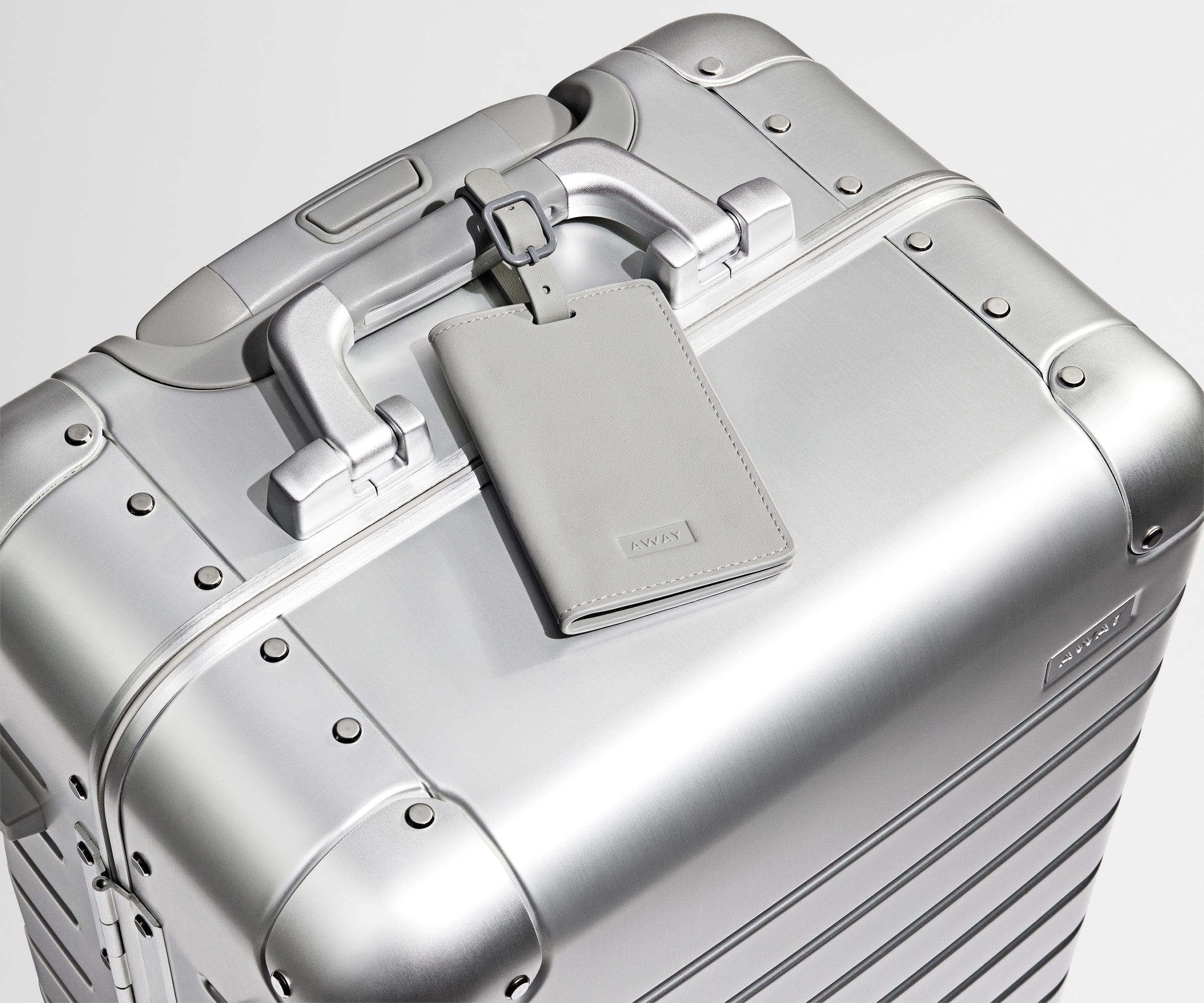 away-aluminum-carry-on-valise-cabine-silver-aluminium image 5
