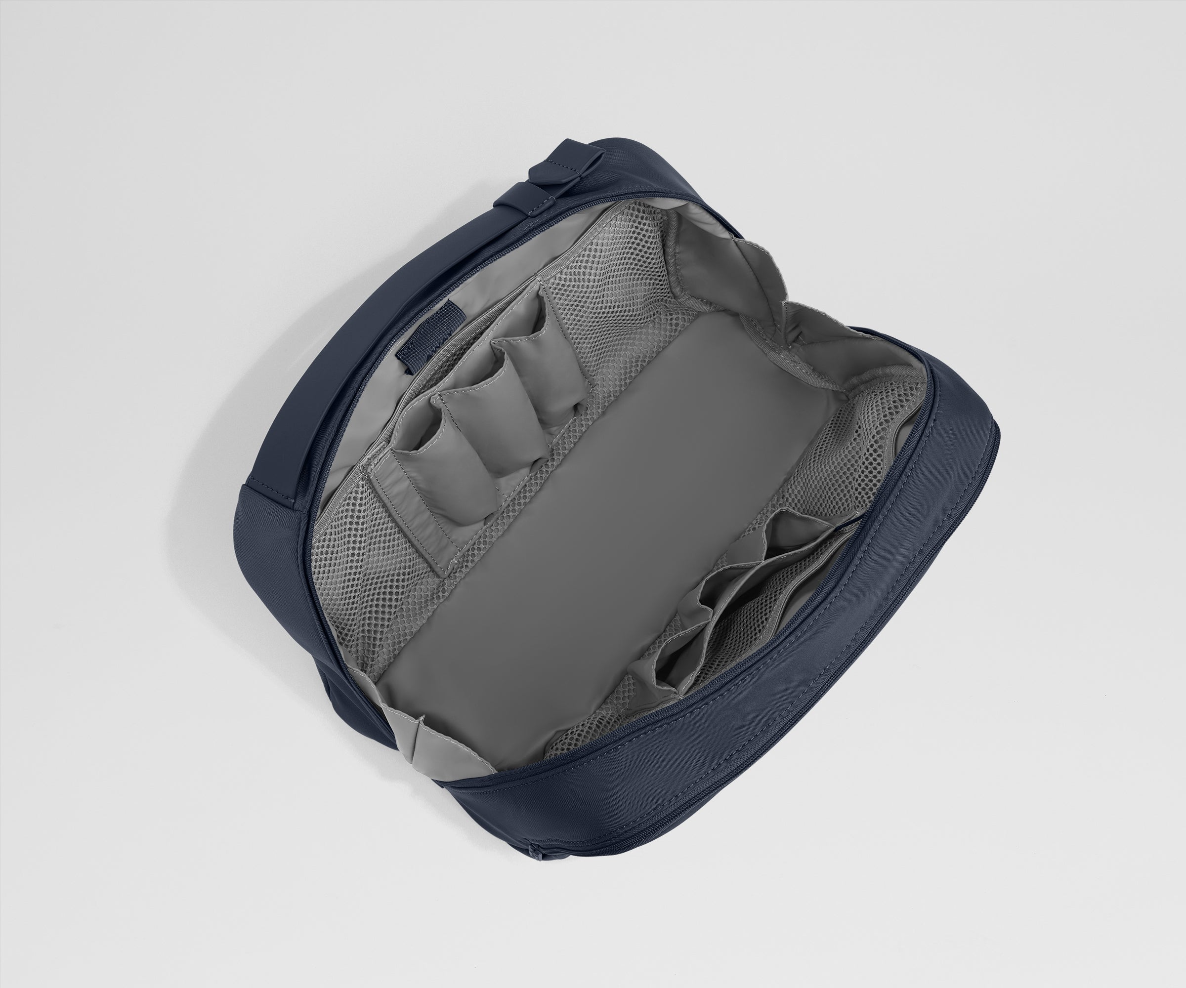 away-extra-large-trousse-de-toilette-navy-blue-grand-format image 2