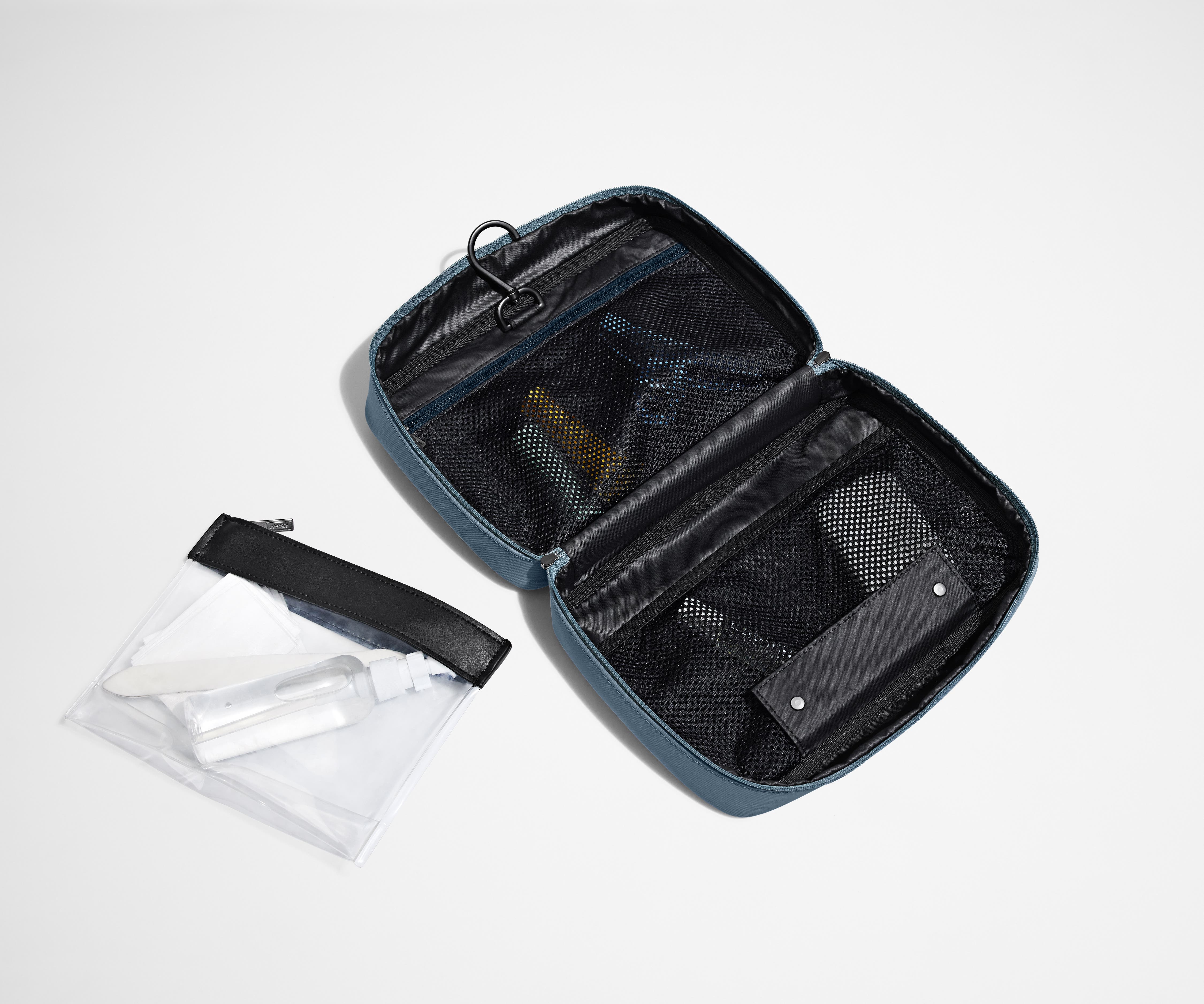 away-toiletry-bags-trousse-suspendue-coast-blue-trousse-de-toilette-nylon image 4