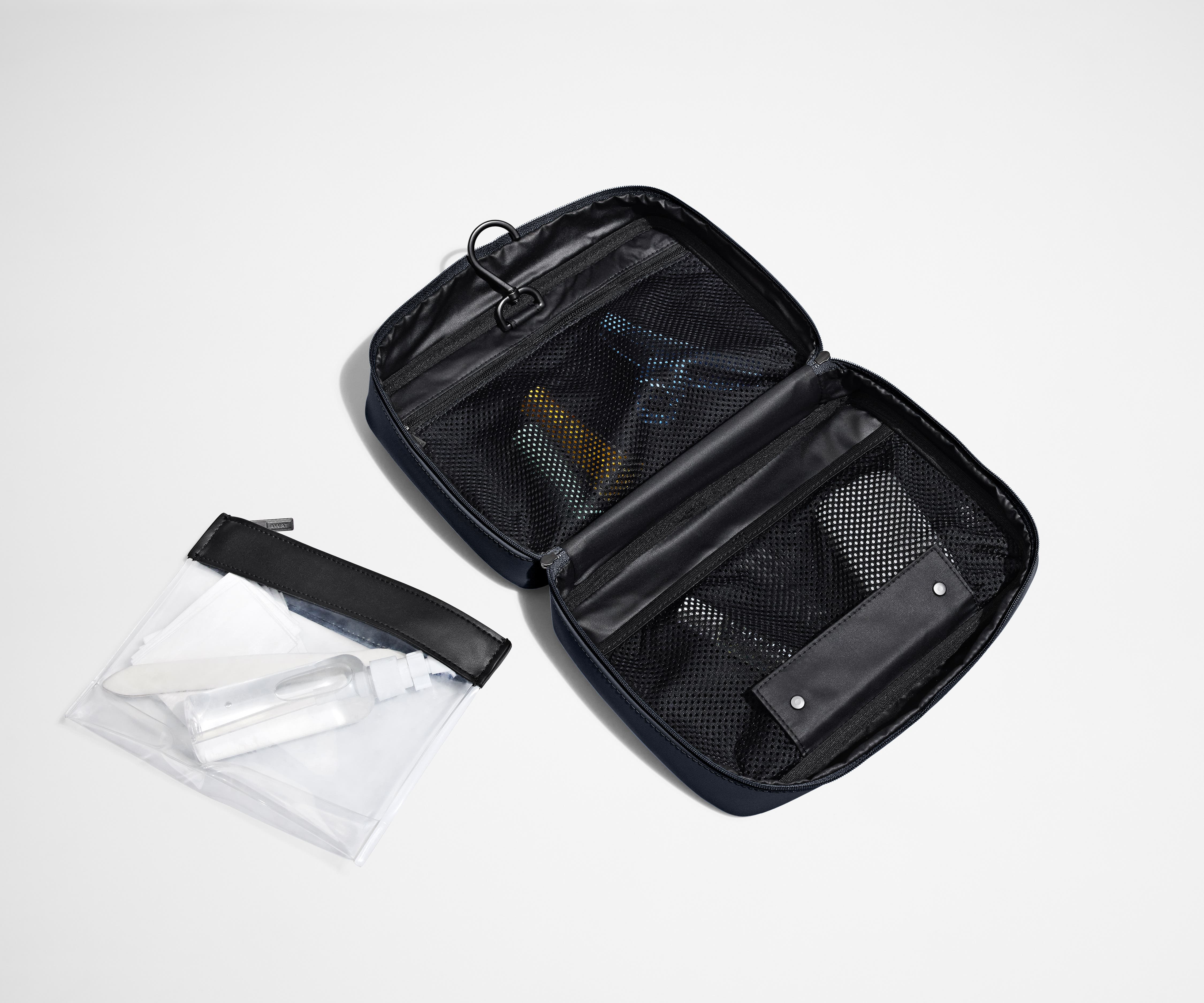 away-hanging-toiletry-bag-trousse-de-toilette-suspendue-navy-blue image 4