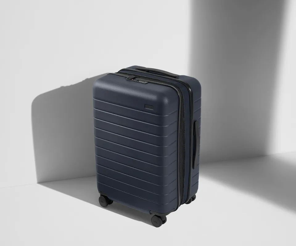 away-bigger-carry-on-flex-valise-cabine-navy-blue image 1