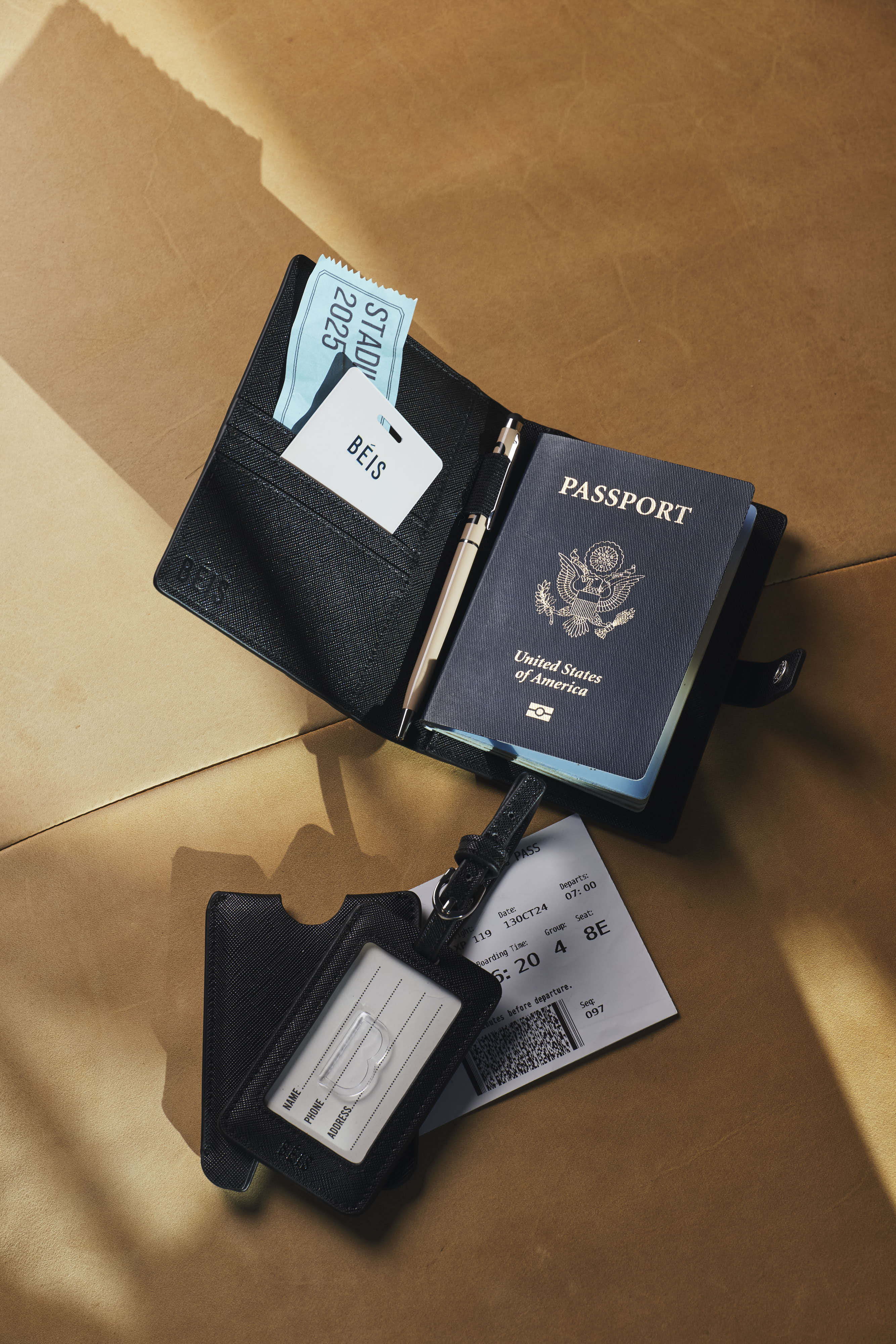 beis-passport-tag-tui-passeport-noir-airtag image 3