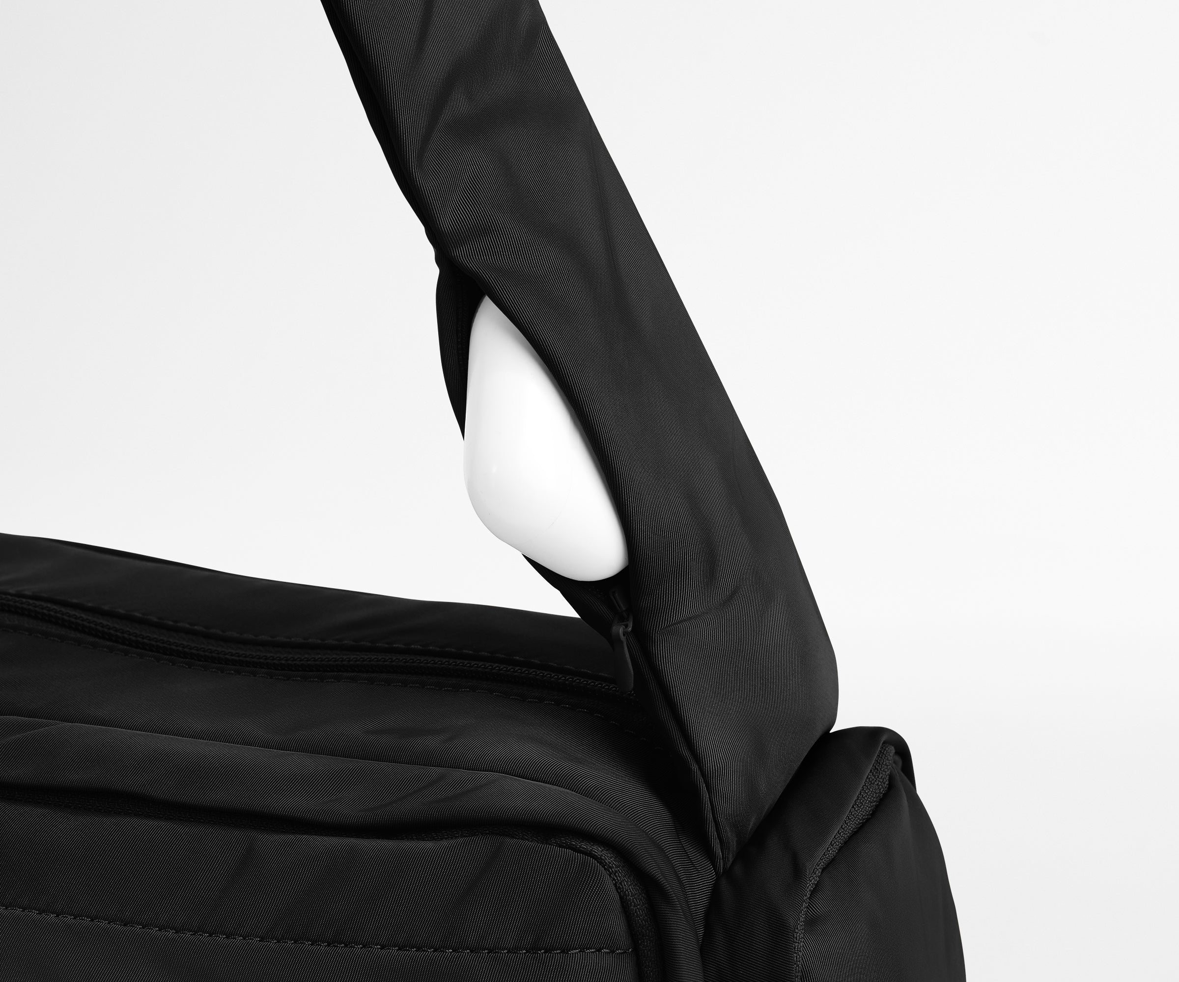 away-featherlight-cargo-pack-sac-bandouli-re-jet-black image 6