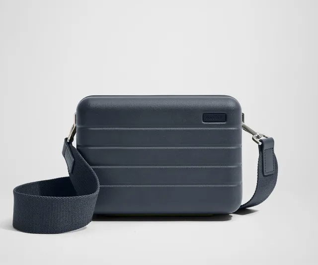 away-mini-crossbody-sac-bandouli-re-bleu-marine-rigide image 1