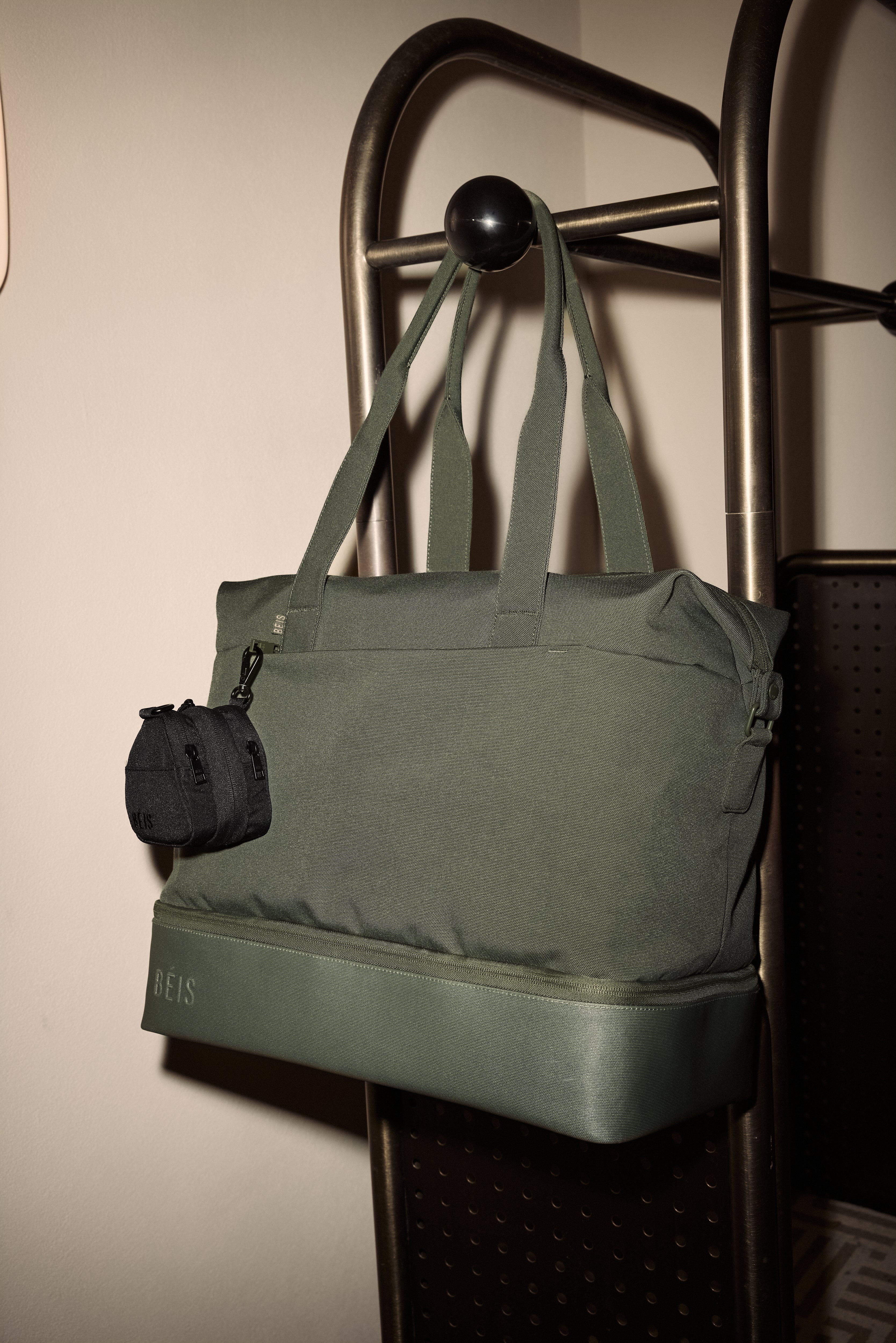 beis-the-weekender-sac-week-end-olive-fond-chaussures image 4