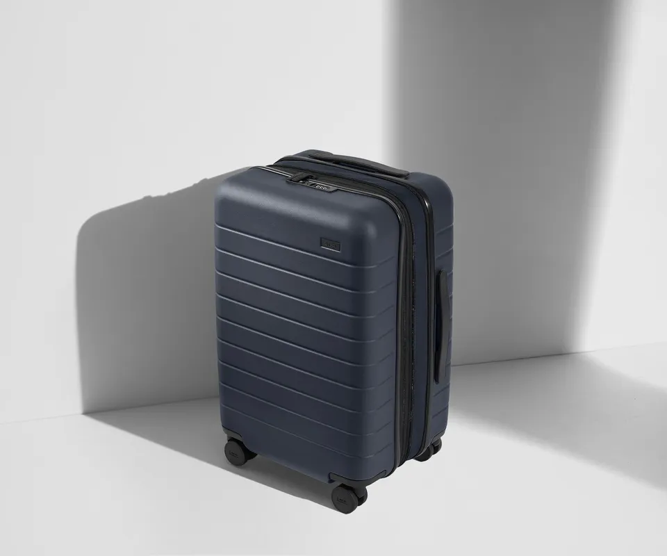away-carry-on-flex-valise-cabine-bleu-marine-extensible image 1